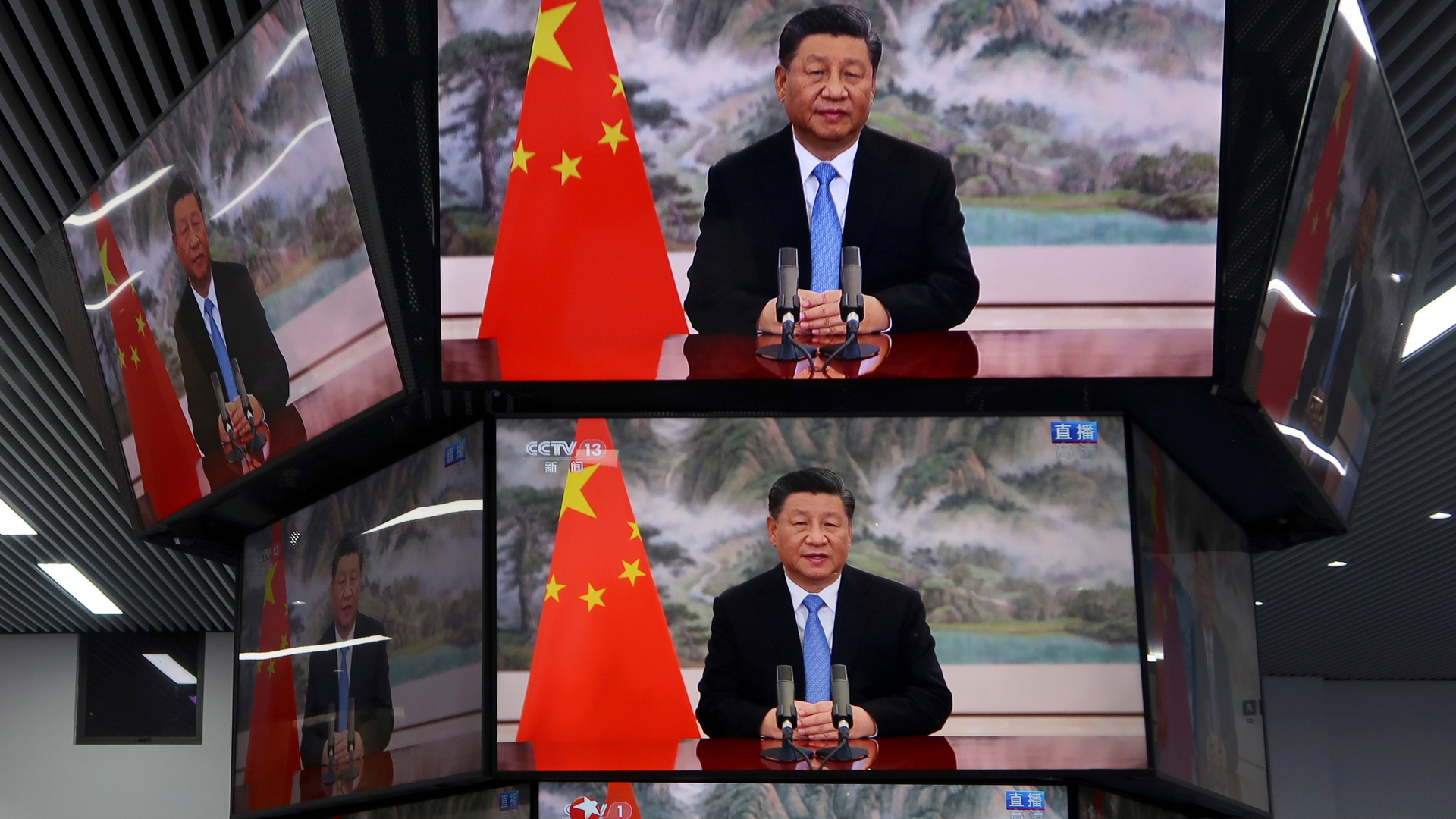 Mehrere Bildschirme zeigen in Hongkong Chinas Präsidenten Xi während einer Rede | REUTERS