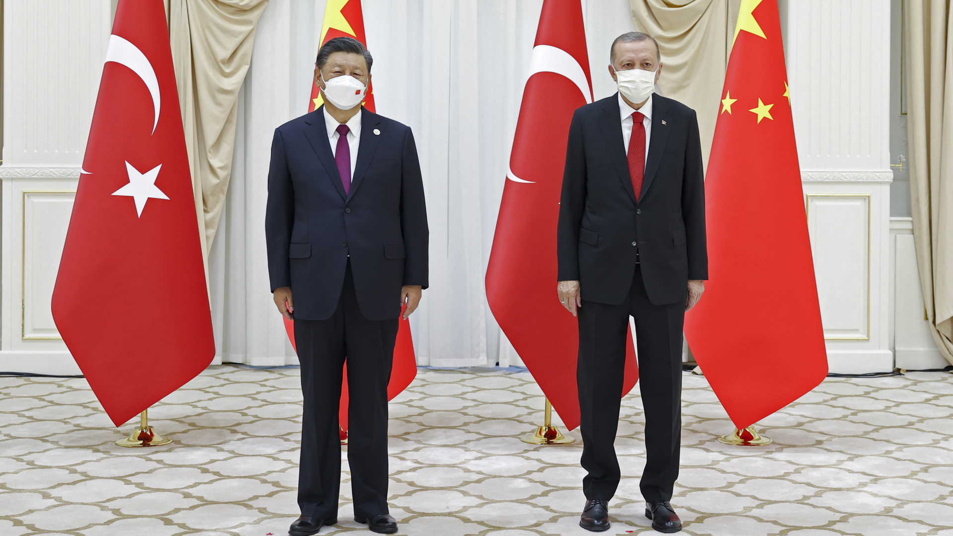 Die Staatschef von China, Xi (li.), und der Türkei, Erdogan, stehen am Rande des SOZ-Gipfels zusammen. | AP