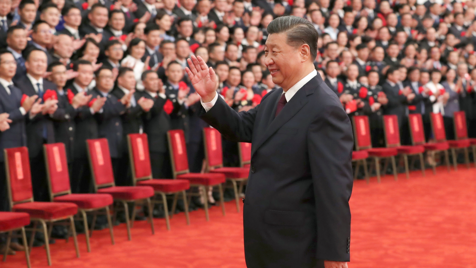 Xi Jinping grüßt Teilnehmer einer Veranstaltung zu Ehren der Helfer im Kampf gegen die Corona-Pandemie in Peking | dpa