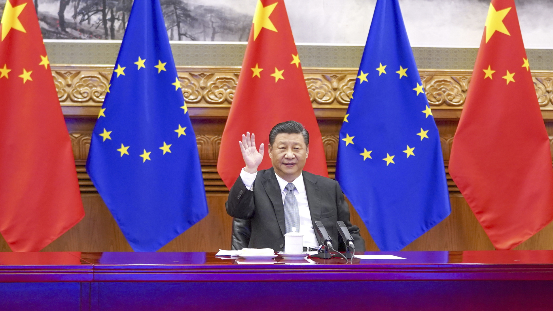 Chinas Staatschef Xi winkt während des virtuellen EU-China-Gipfels im Dezember 2020 | dpa