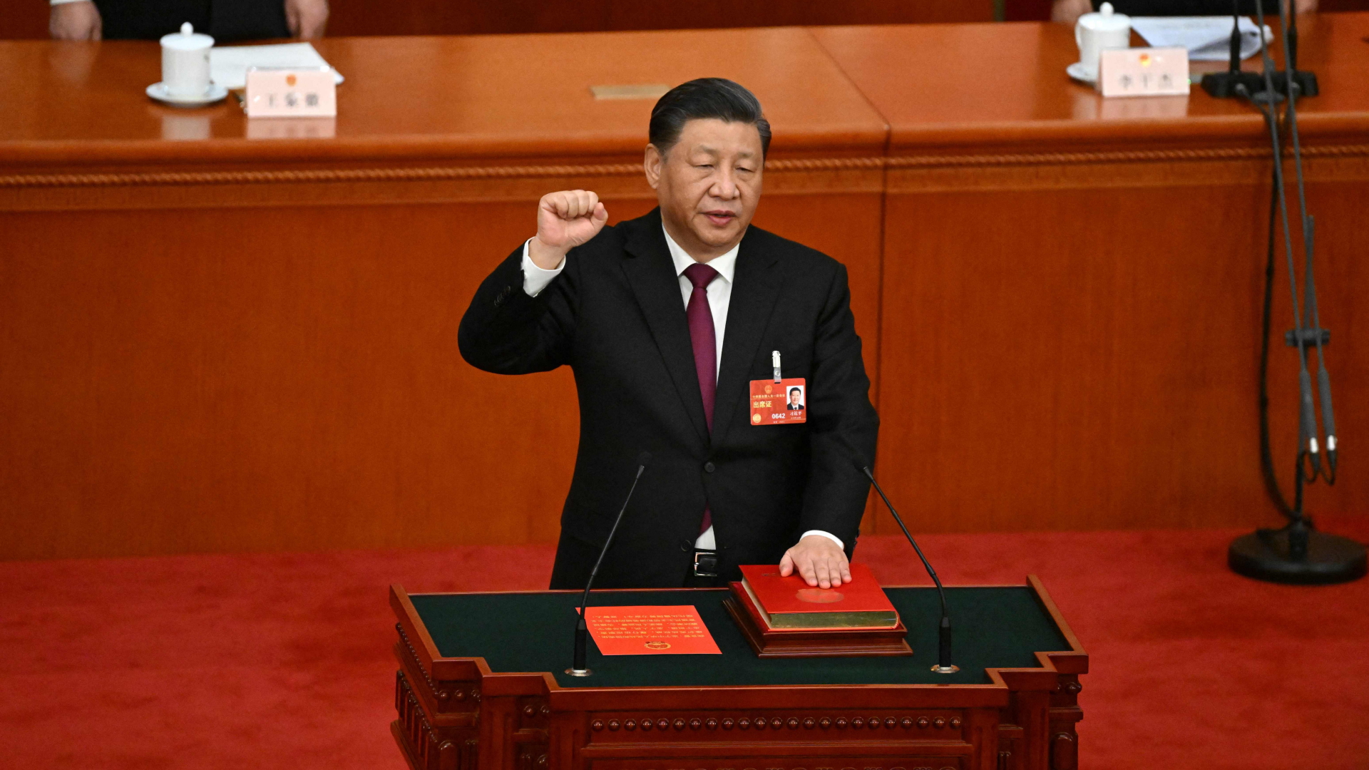 Xi Jinping legt nach seiner Wiederwahl für eine dritte Amtszeit vor dem Nationalen Volkskongresses den Amtseid ab | AFP