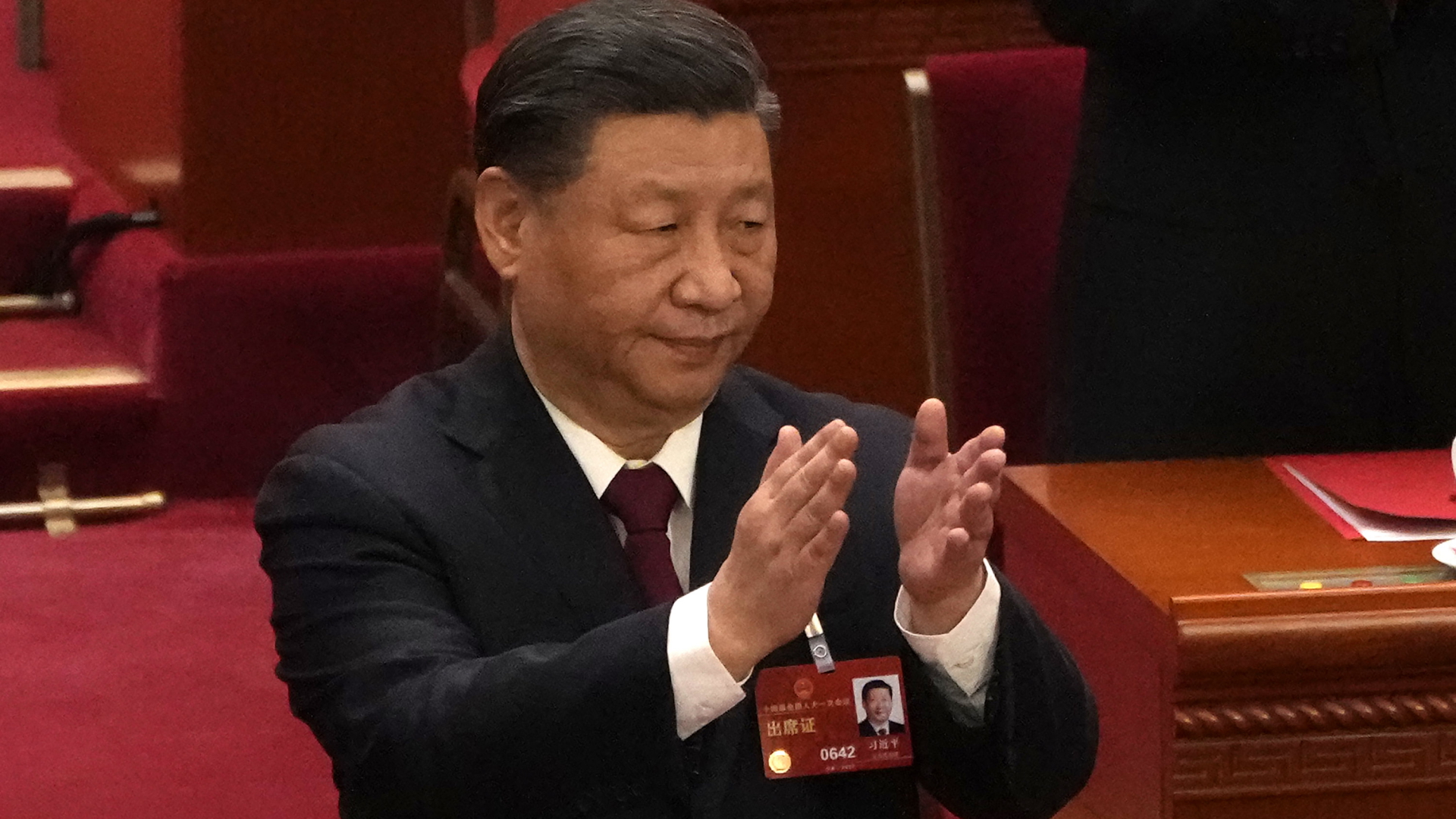 Chinas Staats- und Parteichef Xi applaudiert beim Volkskongress. | AP