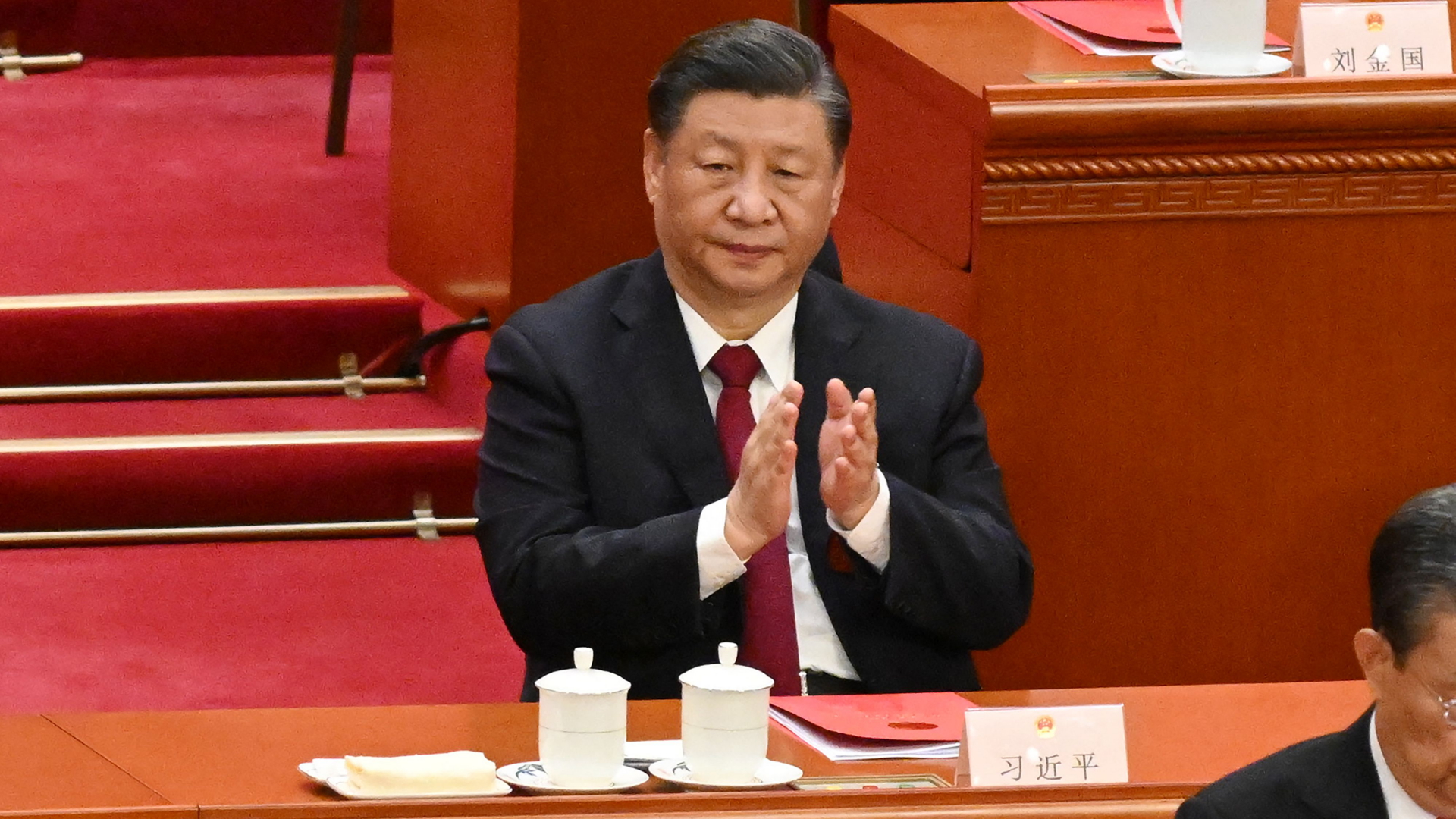 Chinas Staats- und Parteichef Xi applaudiert beim Volkskongress. | AFP