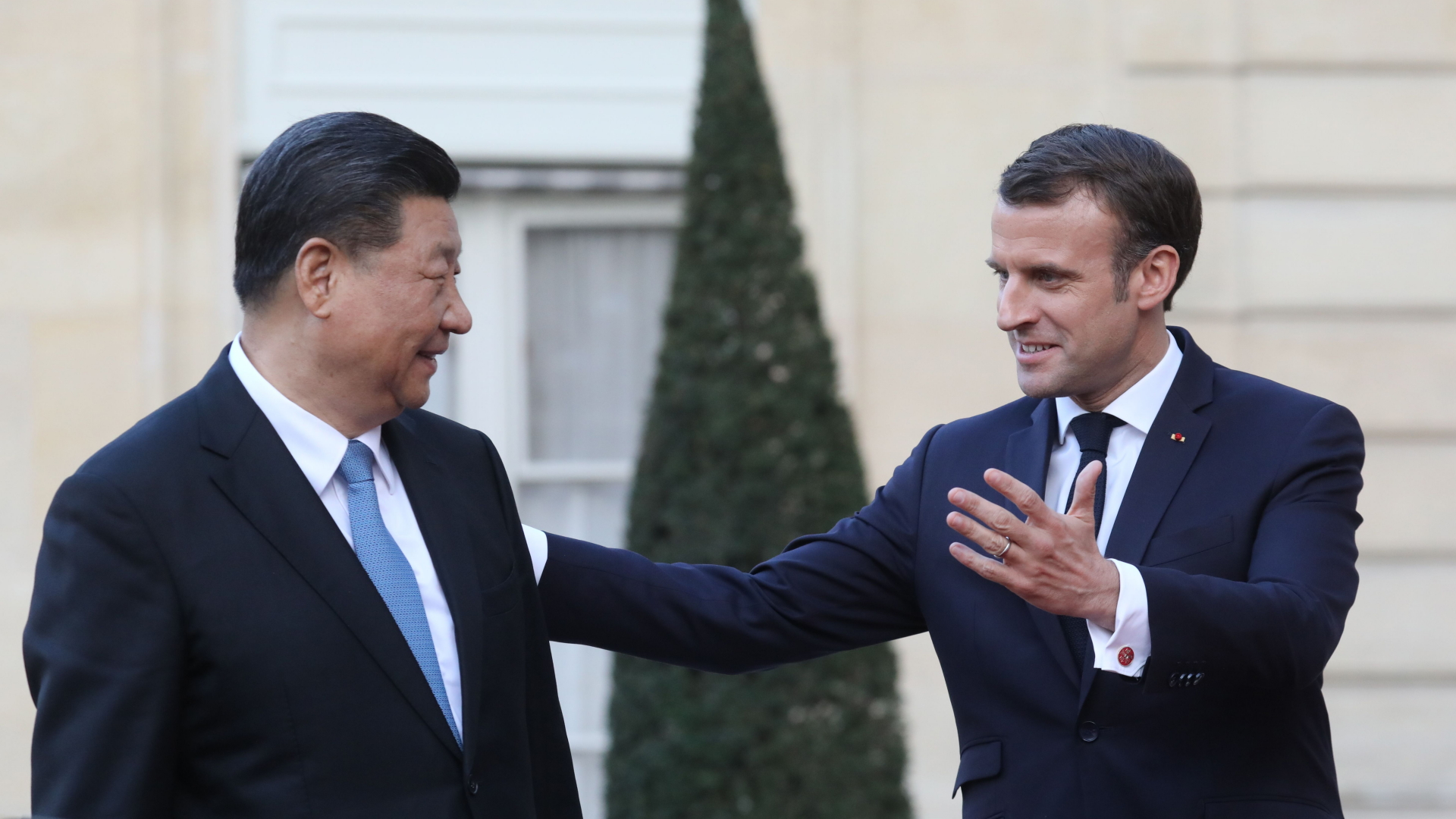 Der chinesische Präsident Xi Jinping (l.) und Frankreichs Präsident Emmanuel Macron (r.). | AFP