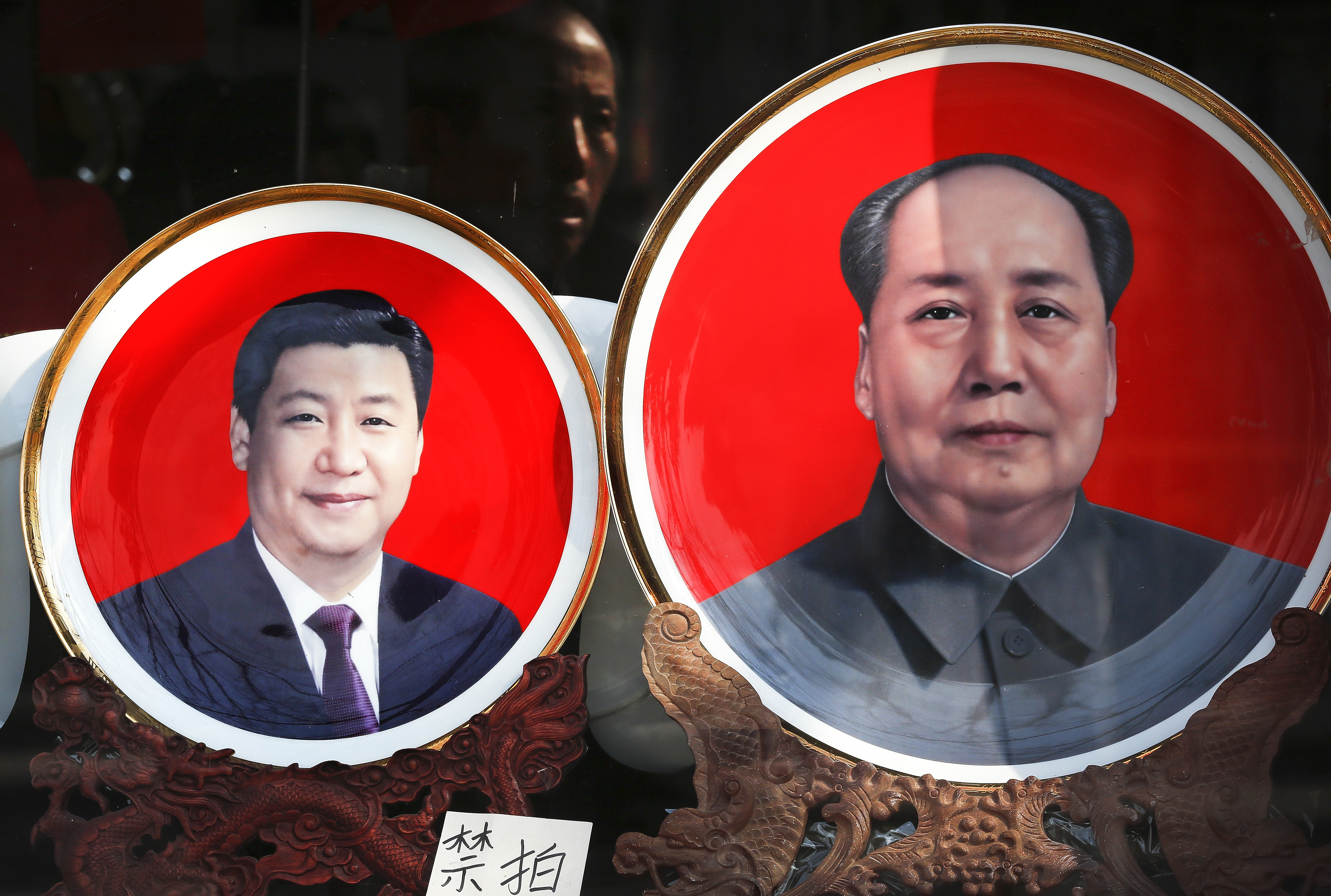Bei einem Souvenirhändler in Peking stehen Plaketten mit den Konterfeis von Xi und Mao. | picture alliance / Andy Wong/AP/dpa