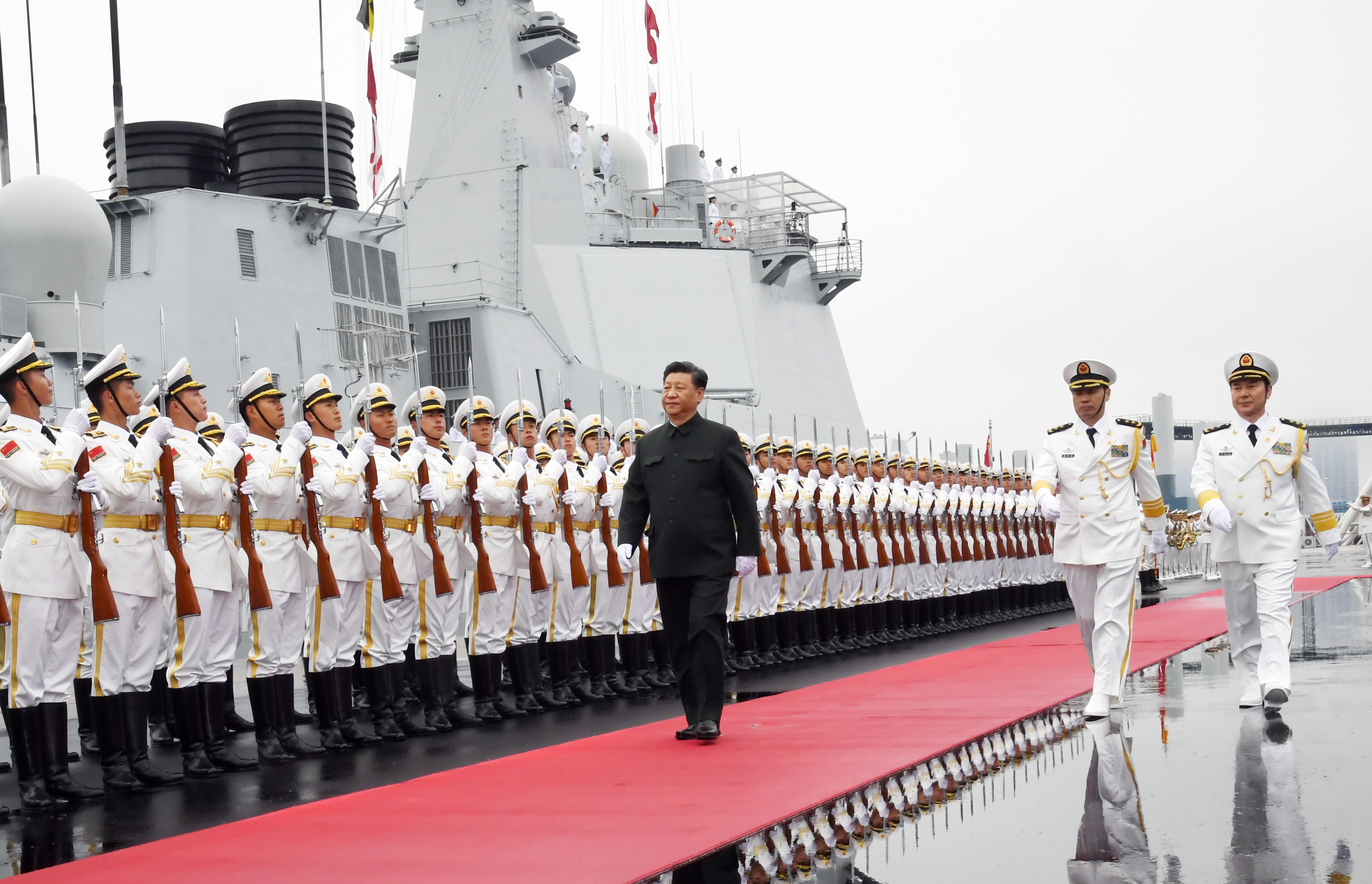 Chinas Präsident Xi inspiziert die Ehrengarde der chinesischen Marine anlässlich des 70. Geburtstags der Marine.