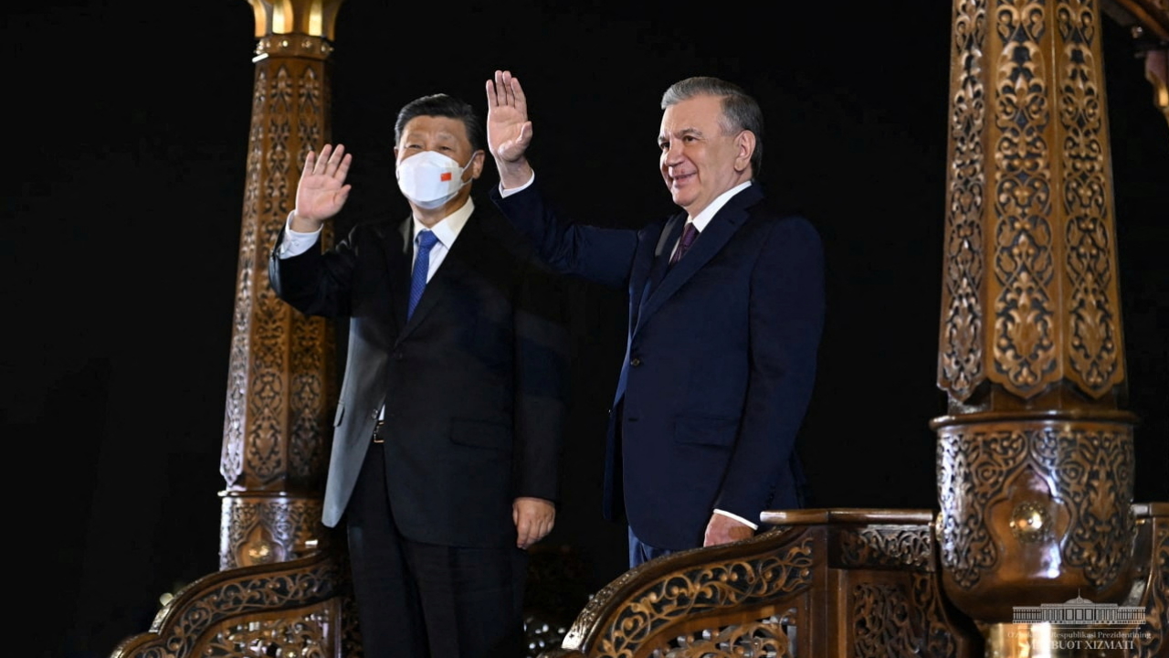 Ubekistans Präsident Schawkat Mirsijojew begrüßt Chinas Staatschef Xi Jinping in Samarkand. | via REUTERS