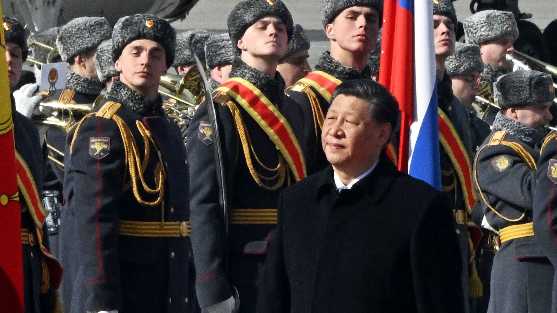 Xi Jinping geht an Ehrenwachen vorbei. | AFP