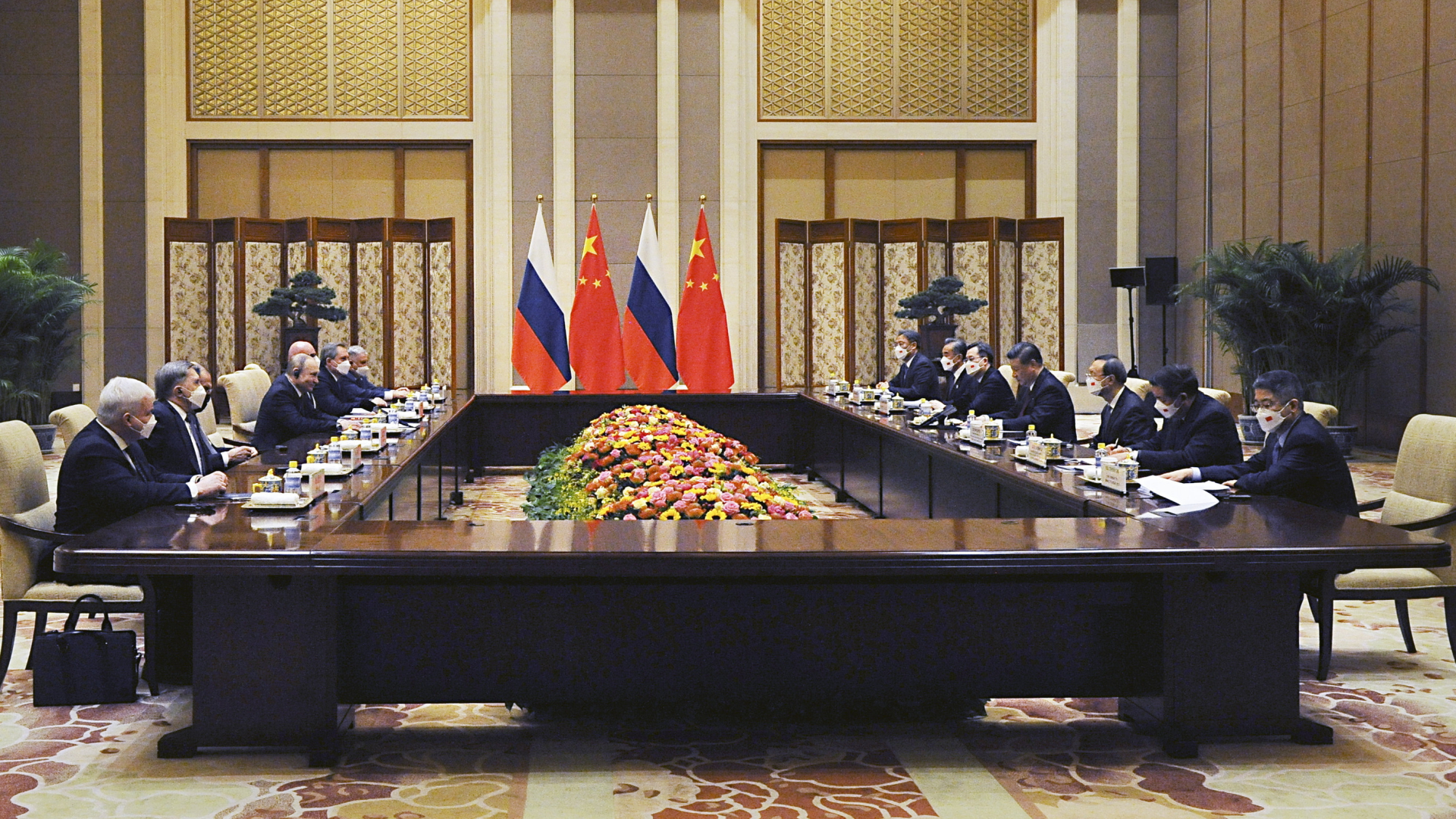 In Peking sitzen die russischen und chinesischen Delegationen sich im Rahmen des Treffens der beiden Präsidenten gegenüber. | AP