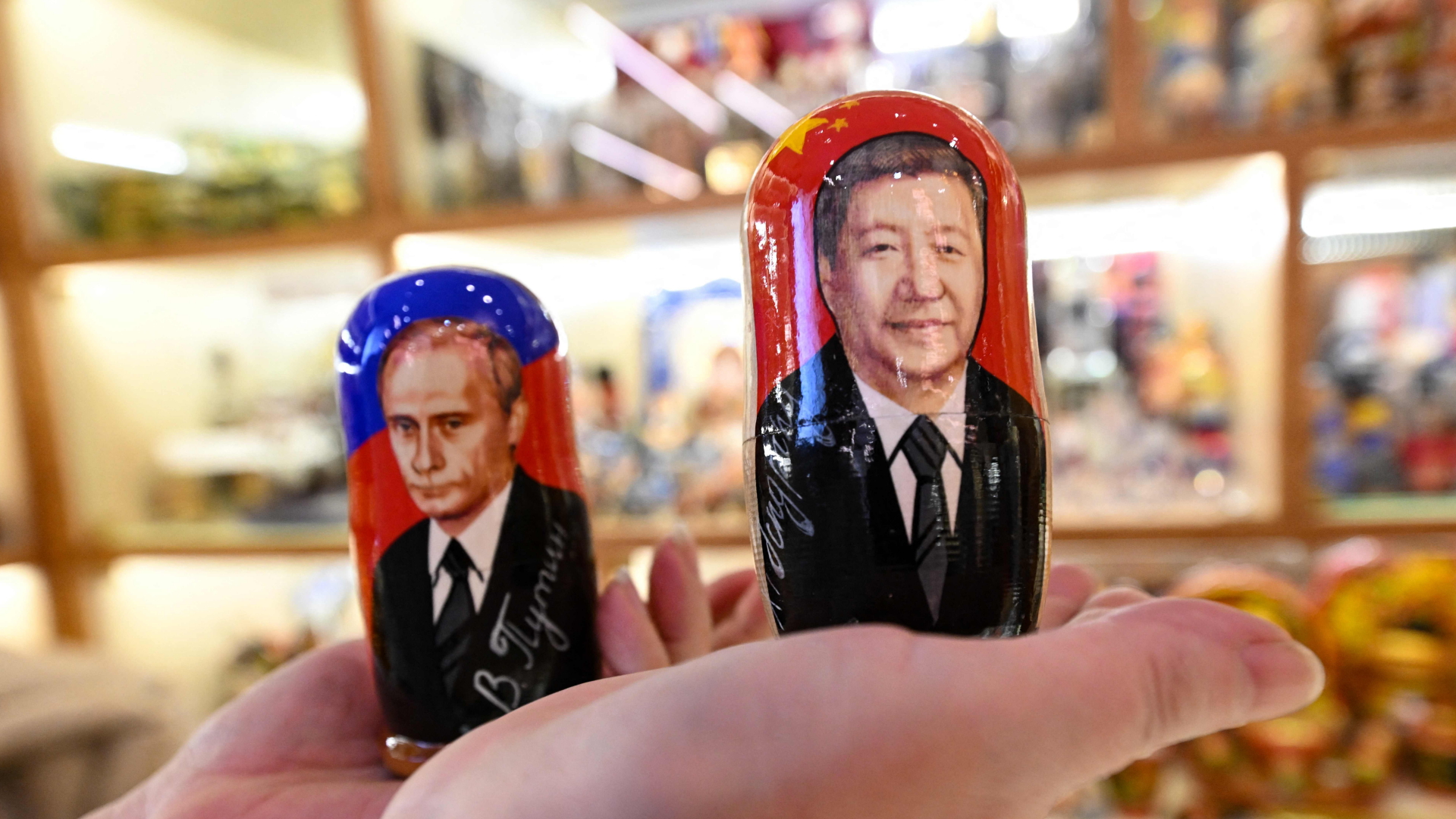 Xi Jinping (r.) und Wladimir Putin als russische Holzpuppen, auch Matrjoschka genannt.