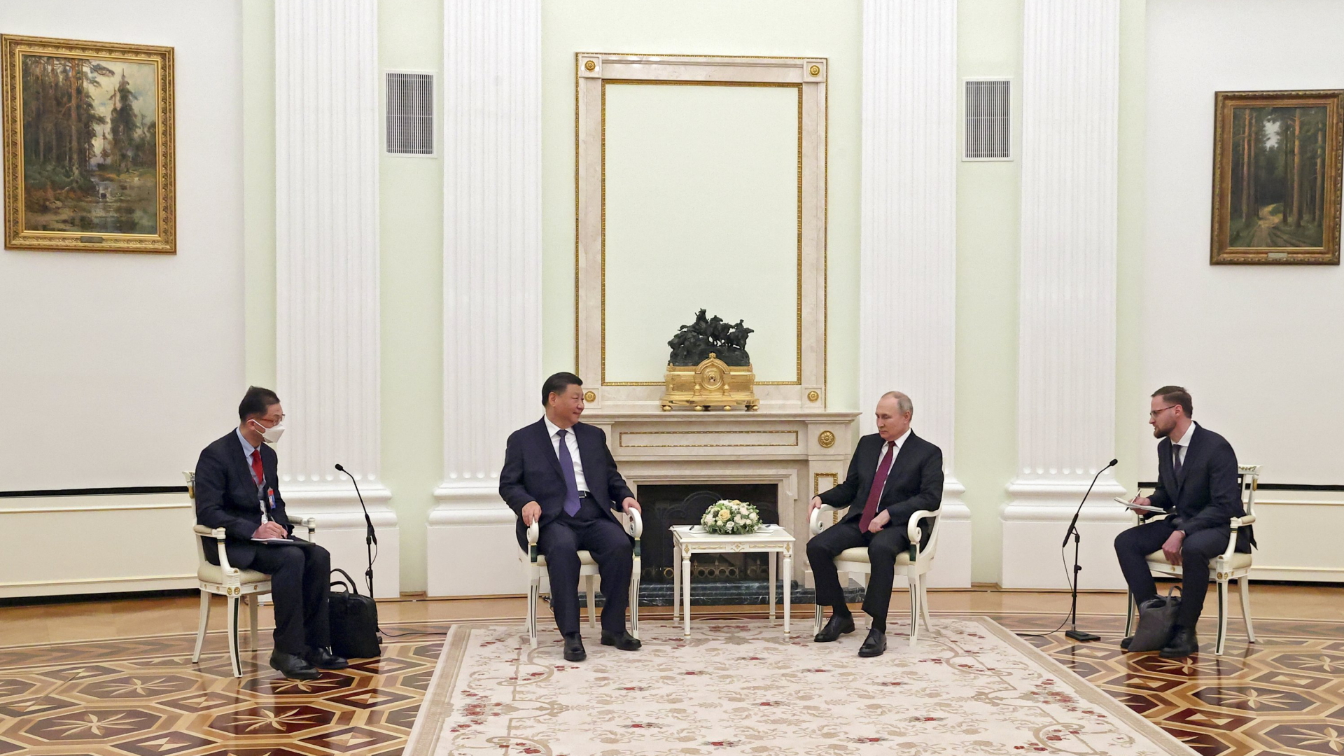 Xi Jinping und Wladimir Putin sprechen während ihres Treffens im Kreml. | AP