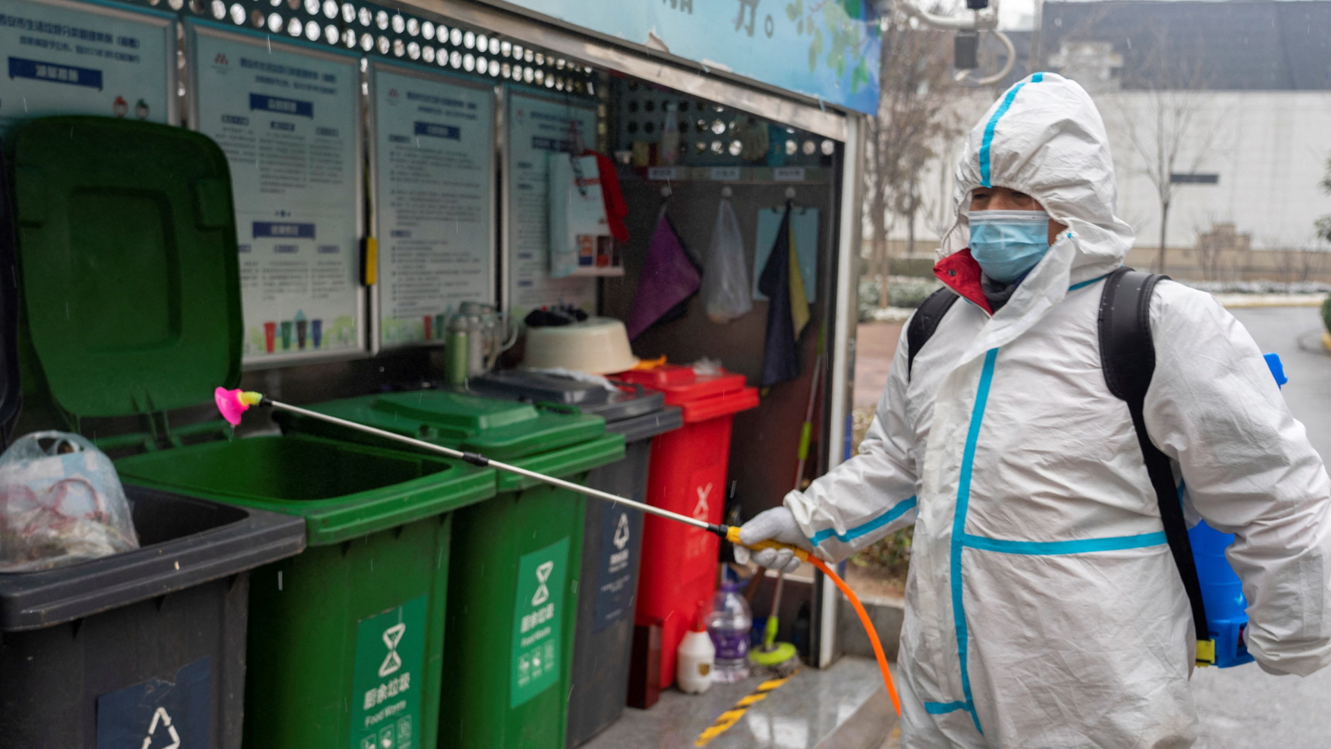 Mitarbeiter der Stadt Xi'an desinfiziert Mülleimer in einer Wohnsiedlung | AFP