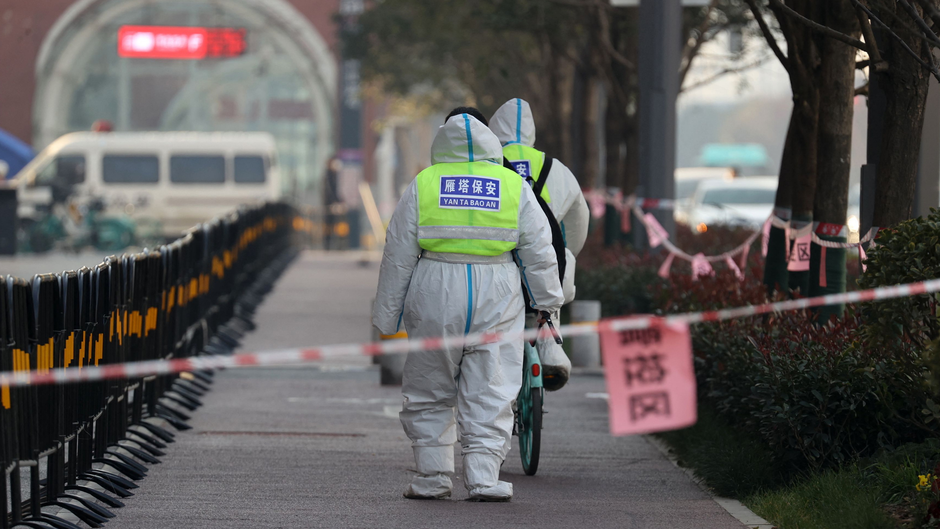 Sicherheitskräfte gehen in einem gesperrten Gebiet in Xi'an. | AFP