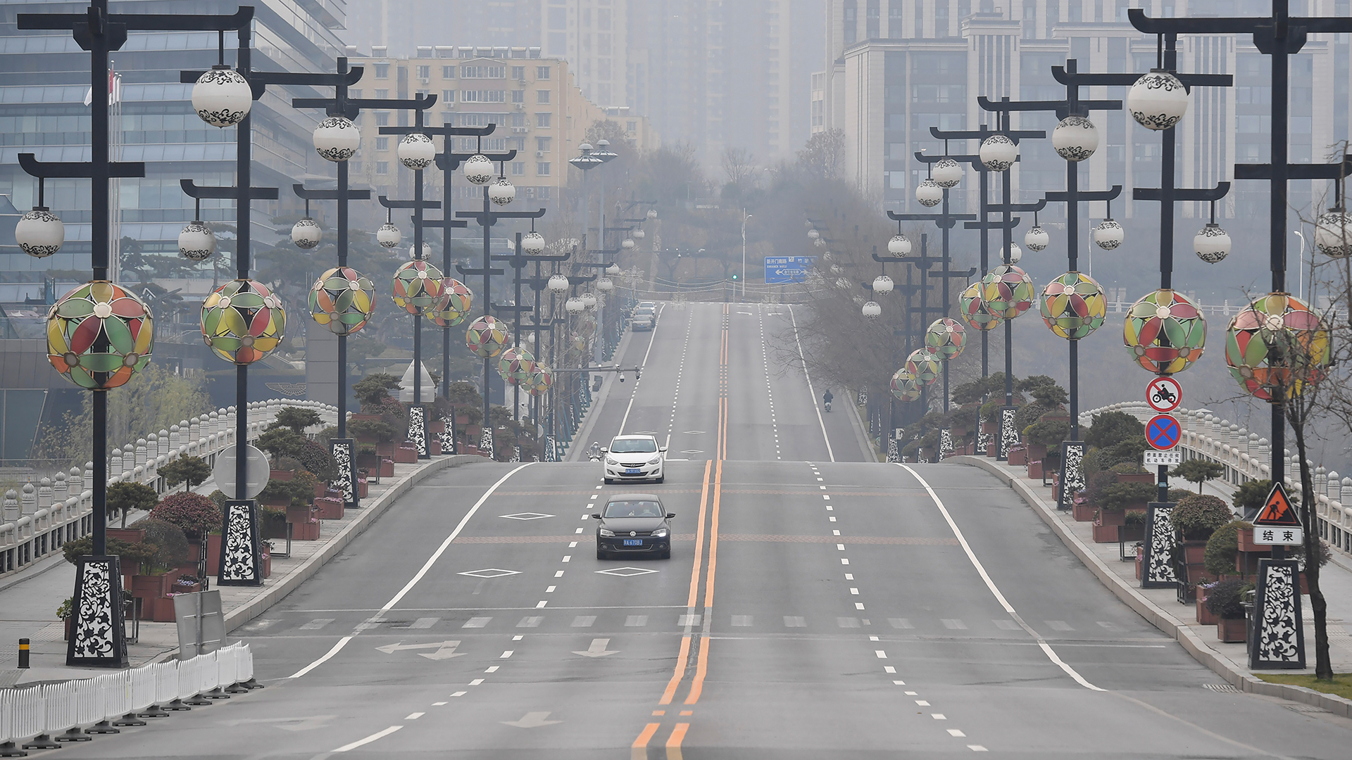 Autos auf einer fast leeren Straße in Xi'an in der nordwestchinesischen Provinz Shaanxi.  | picture alliance/dpa/Xinhua/AP