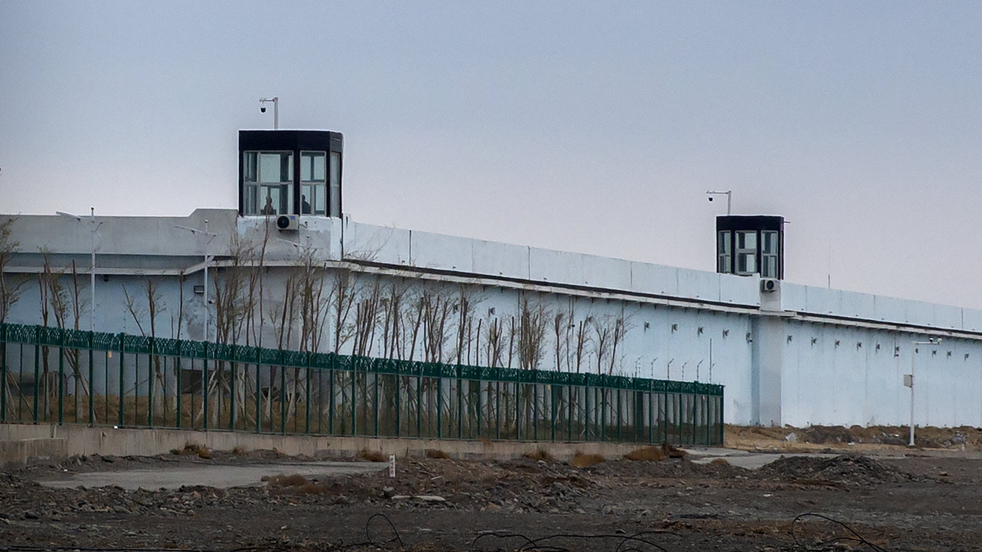 Außenmauer eines Internierungslages in Xinjiang | AP