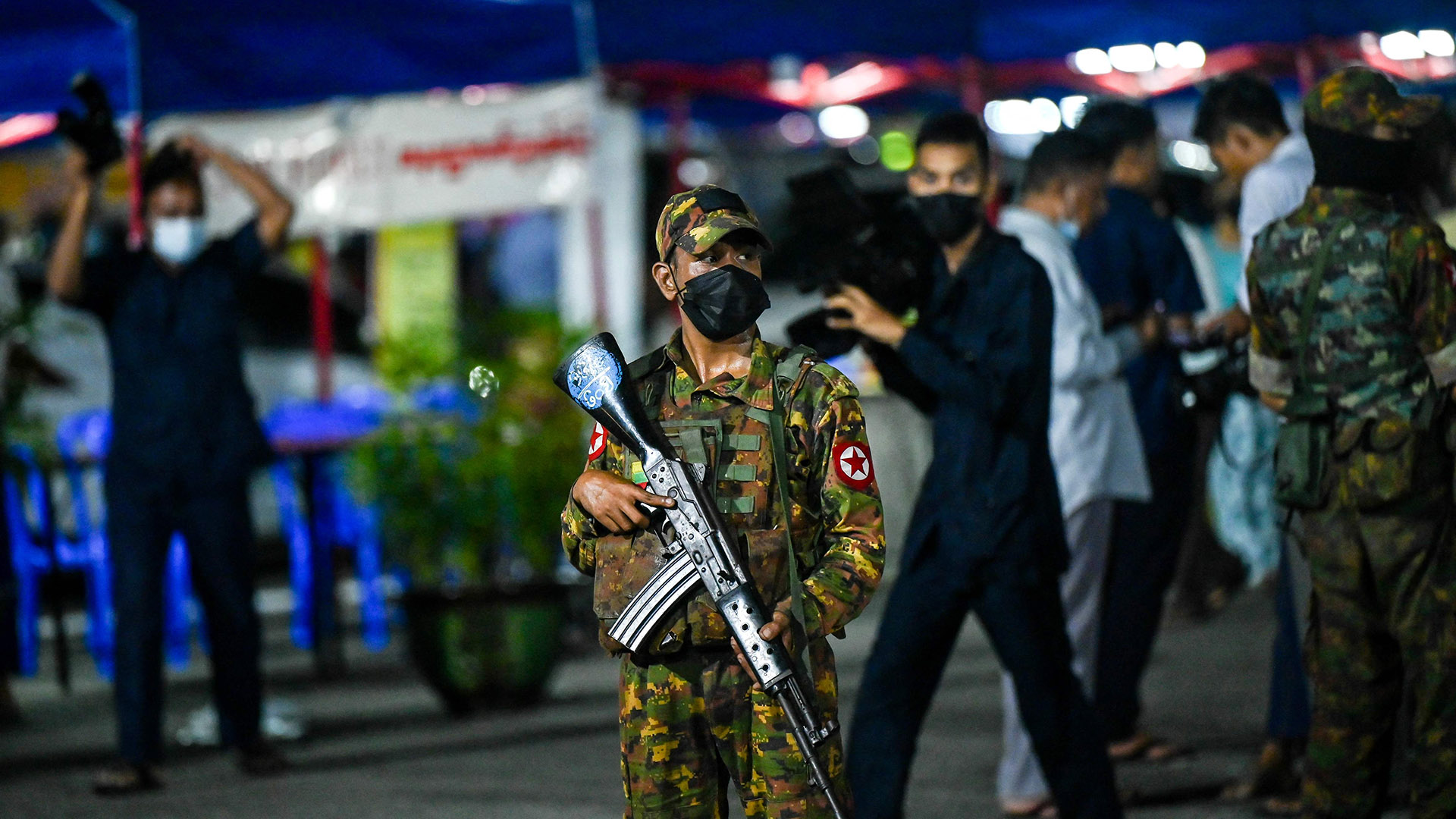 Angehörige des Sicherheitspersonals patrouillieren während der Feierlichkeiten zum Thadingyut-Festival am 9. Oktober 2022 in Yangon auf dem People's Square und im Park. | AFP