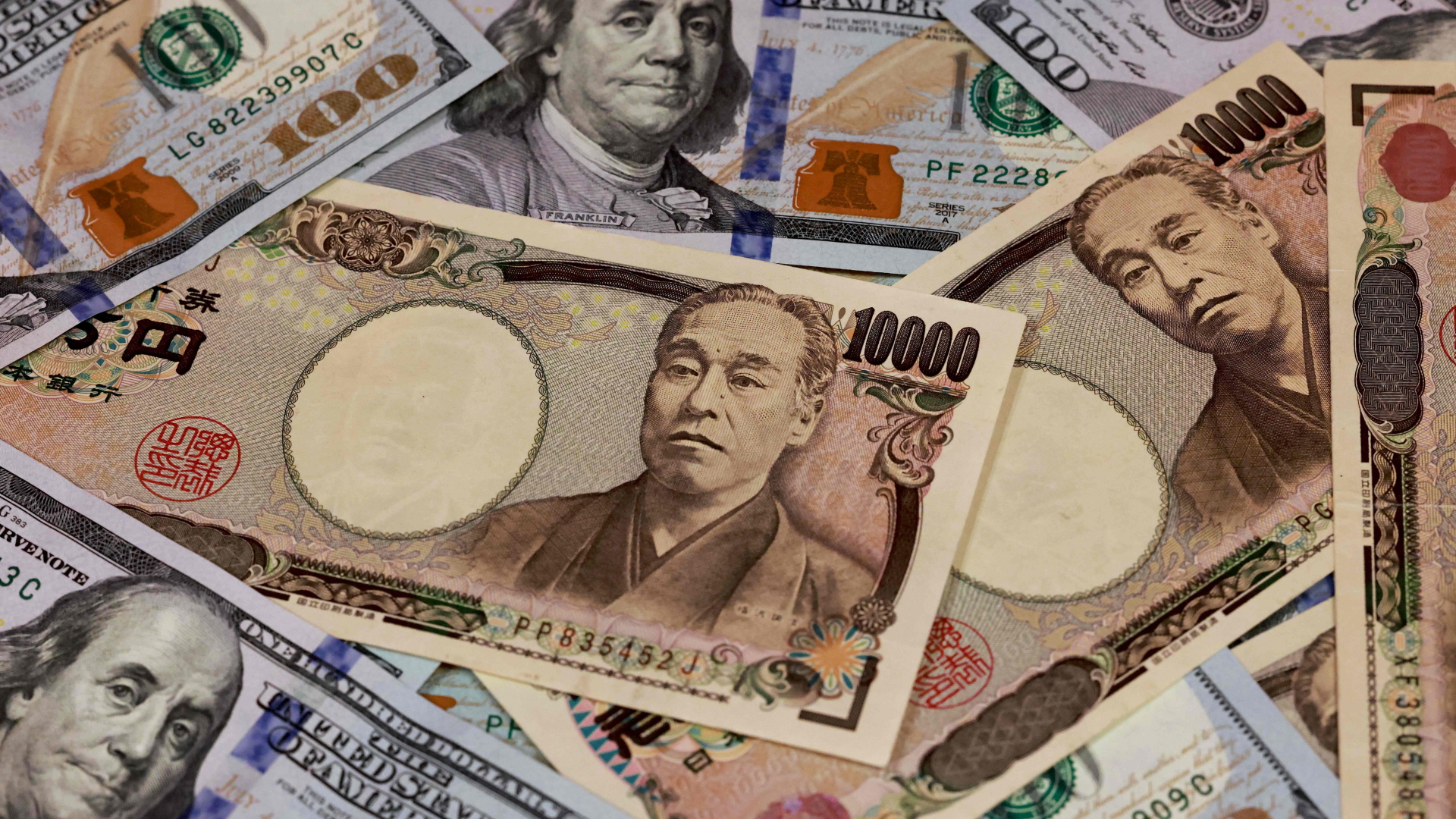 Geldscheine der japanischen Währung Yen und der US-Währung Dollar | AFP