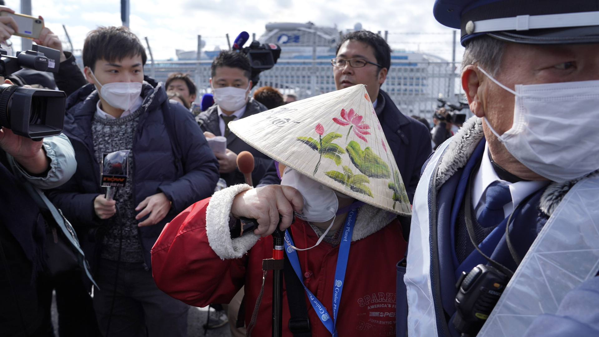 Passagiere verlassen die ''Diamond Princess''. | TORU HANAI/EPA-EFE/REX
