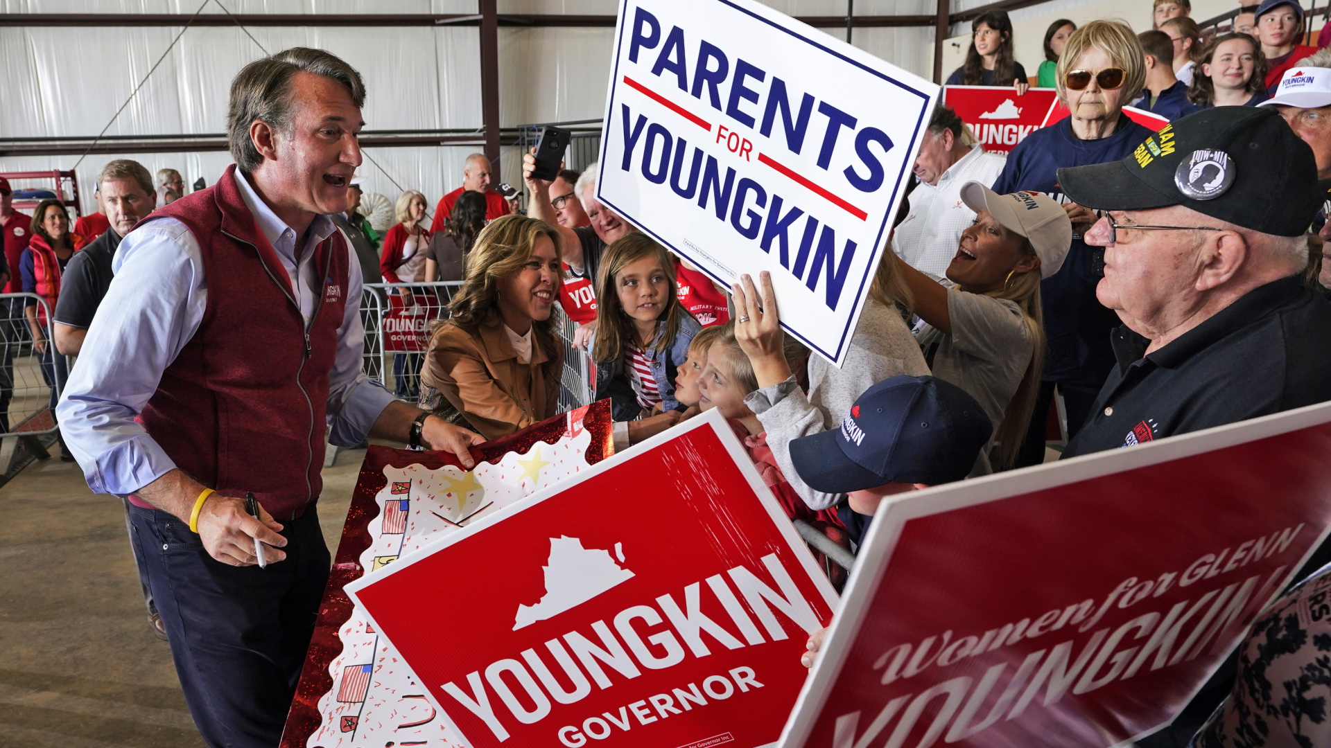 Glen Youngkin und Ehefrau Suzanne auf einem Wahlkampfauftritt in Chesterfield (US-Bundesstaat Virginia) | AP