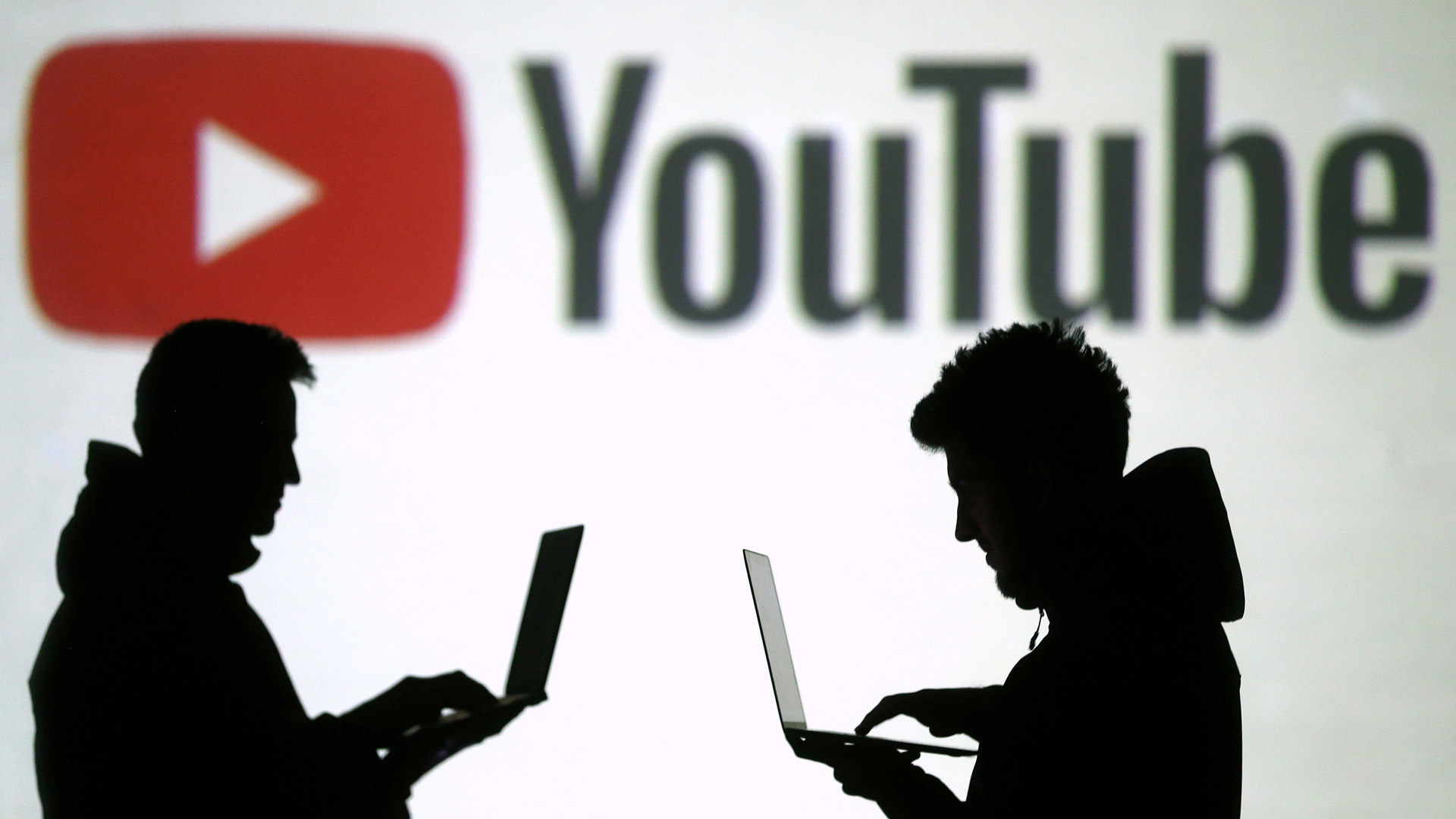 Silhouetten von Computernutzern vor einem YouTube-Logo | REUTERS