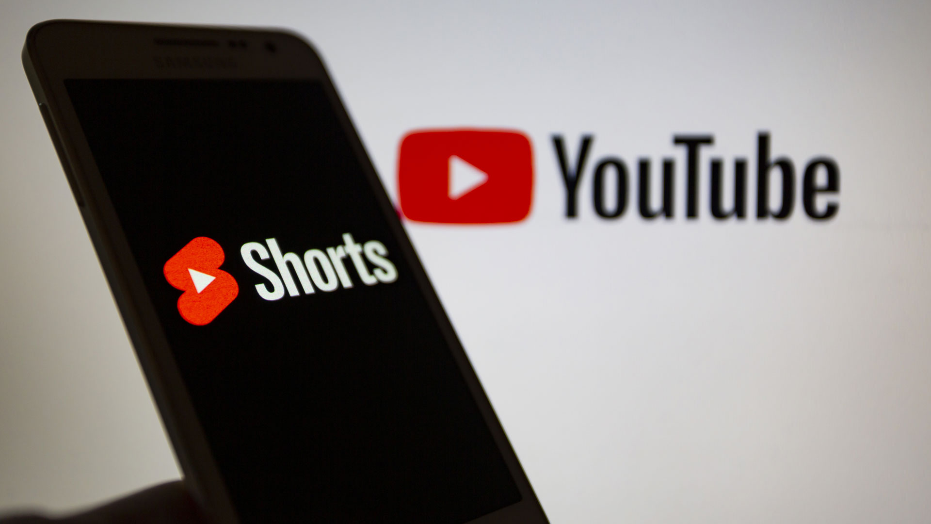 YouTube Shortswird auf einem Smartphone-Bildschirm angezeigt. | picture alliance / ZUMAPRESS.com