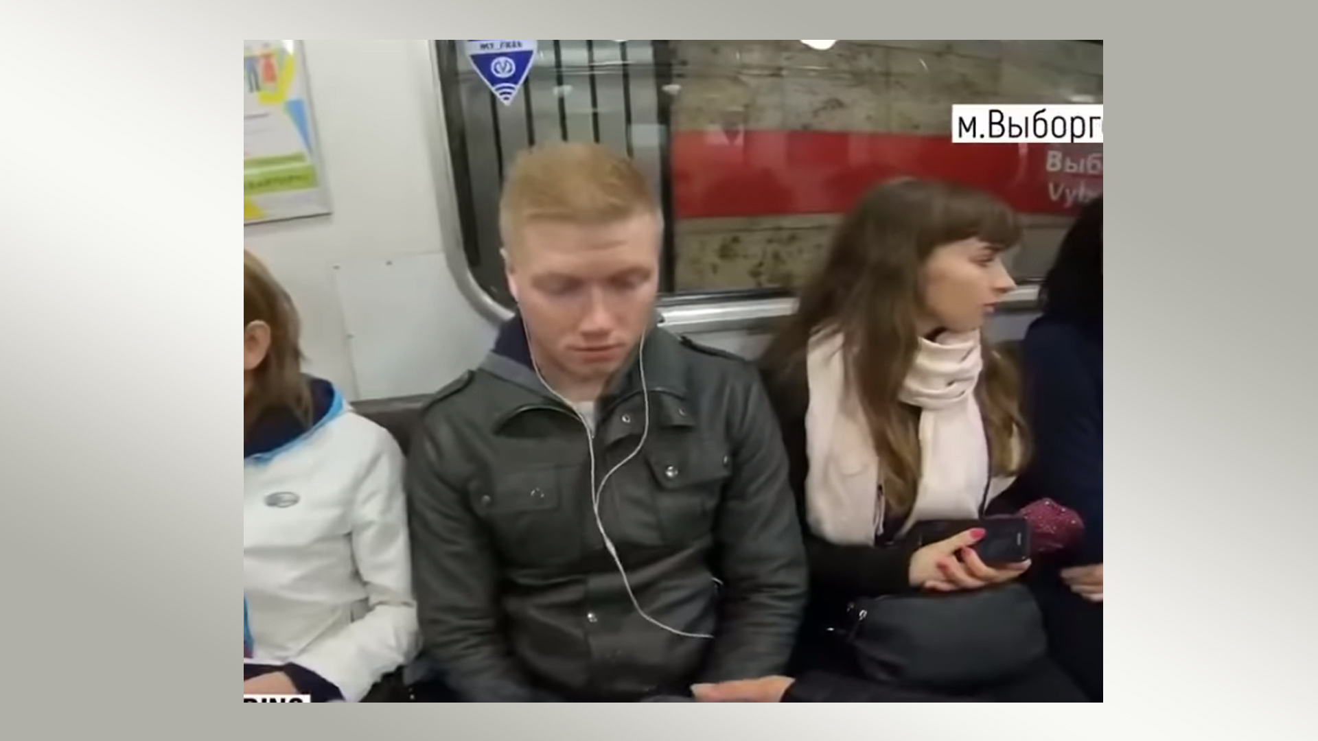 Mann sitzt in Bahn | youtube