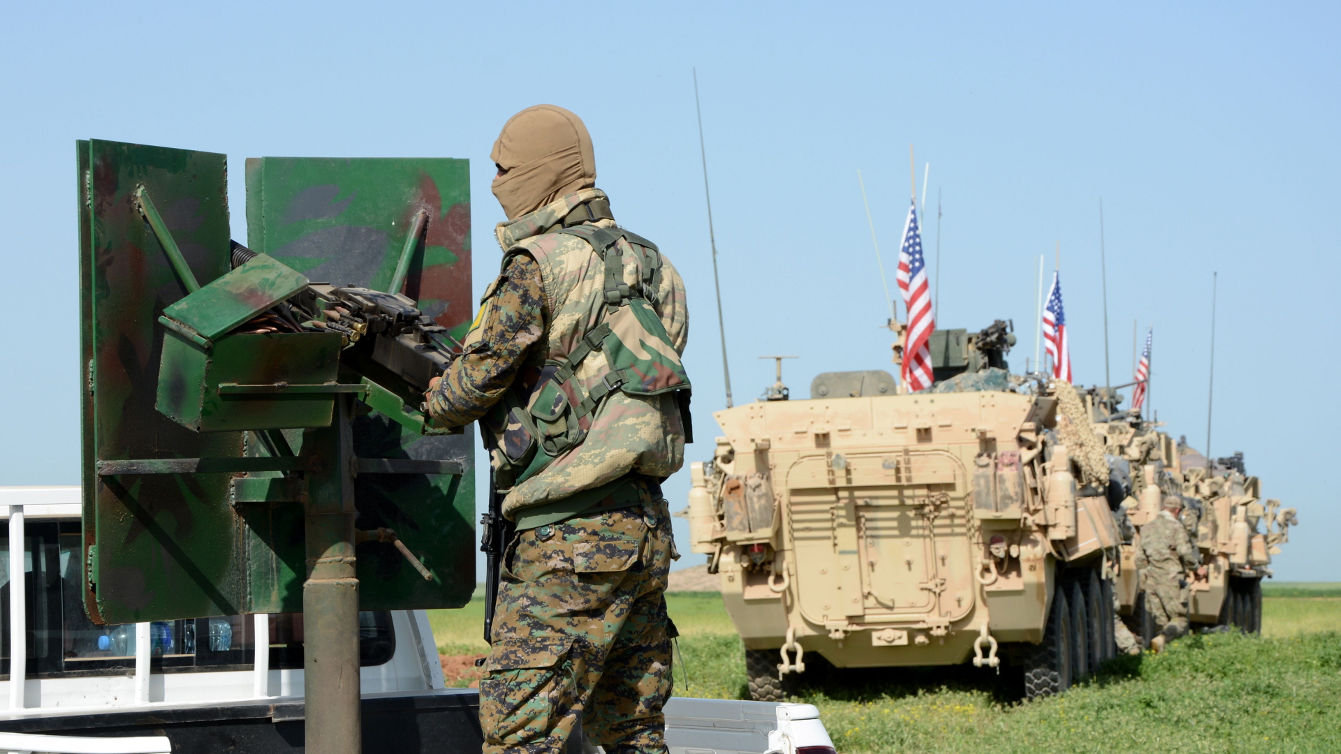 Ein Konvoi der YPG und US-Armee an der syrisch-türkischen Grenze. | Bildquelle: YOUSSEF RABIE YOUSSEF/EPA-EFE/RE