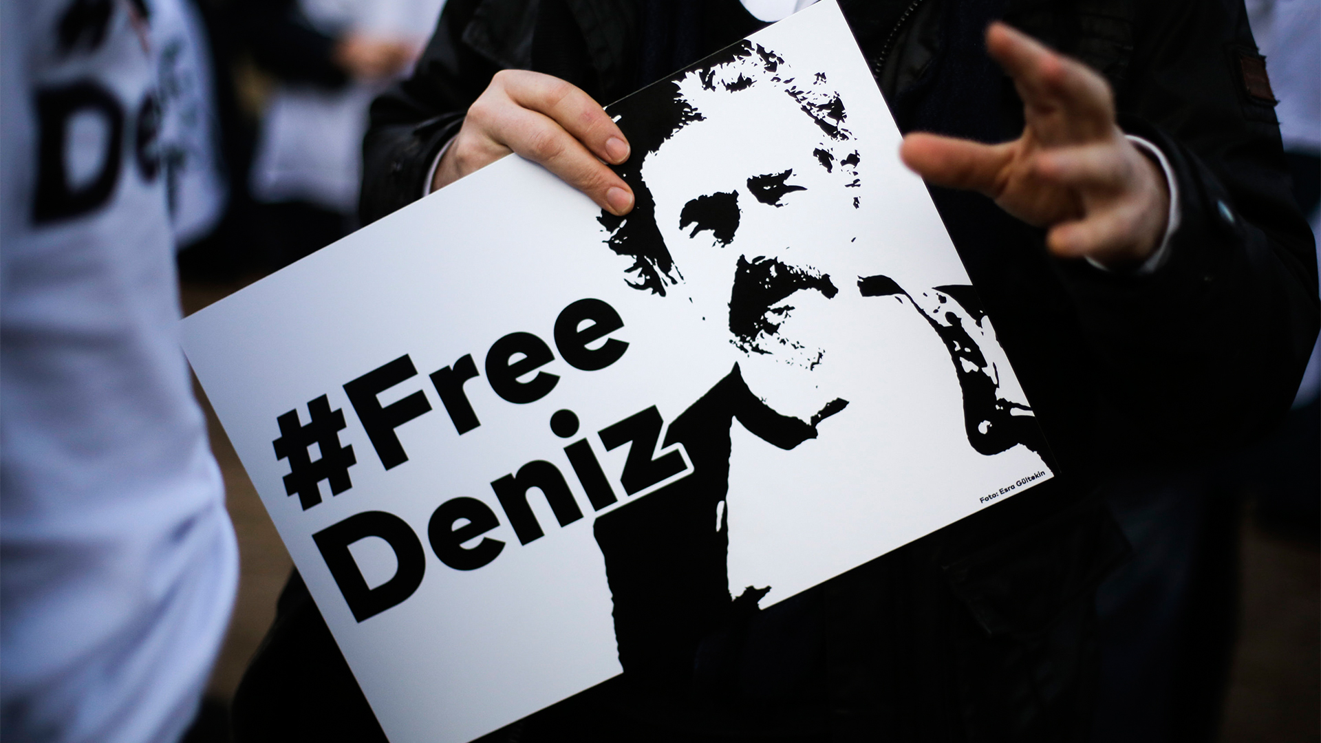 Ein Schild mit der Aufschrift #FreeDeniz | AP