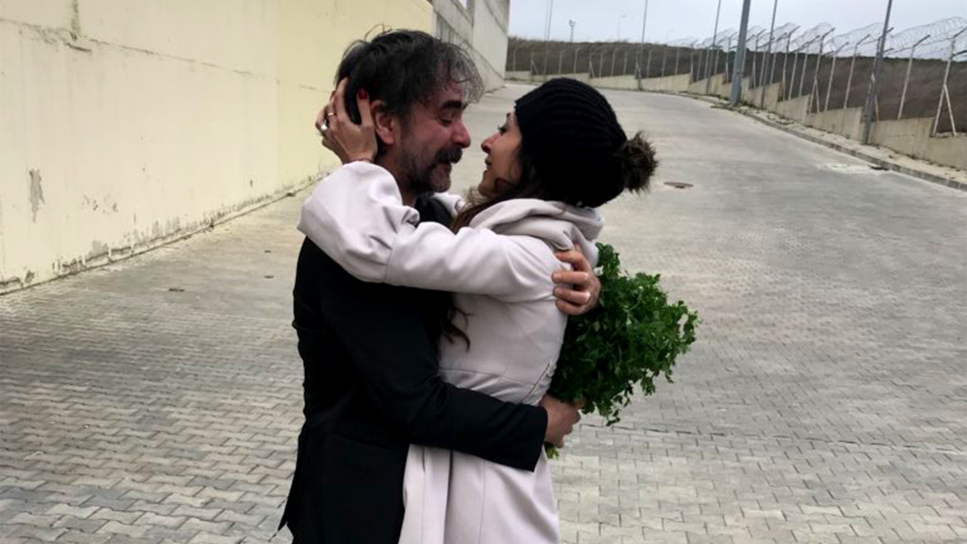 Deniz Yücel umarmt seine Frau. | Veysel Ok