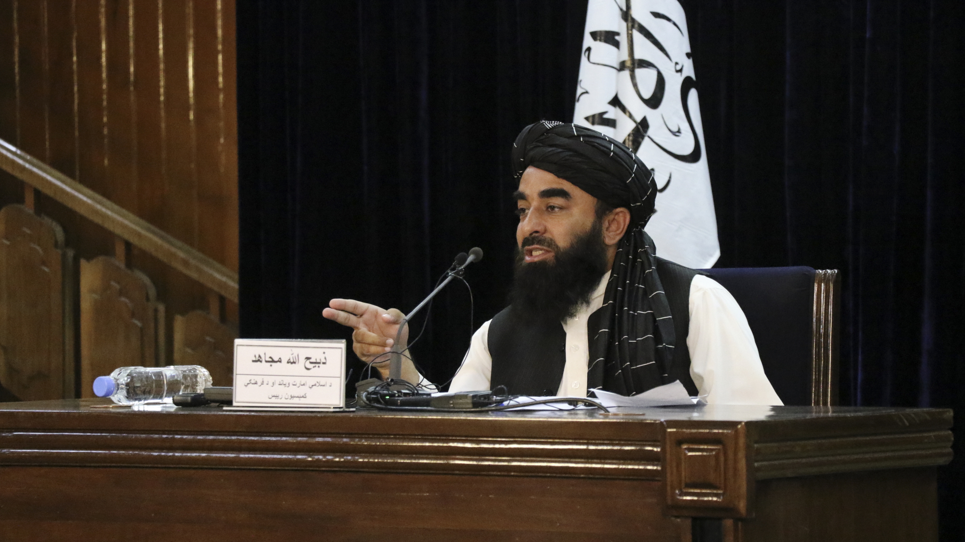 Zabihullah Mujahid spricht auf einer Pressekonferenz für die Taliban. | dpa