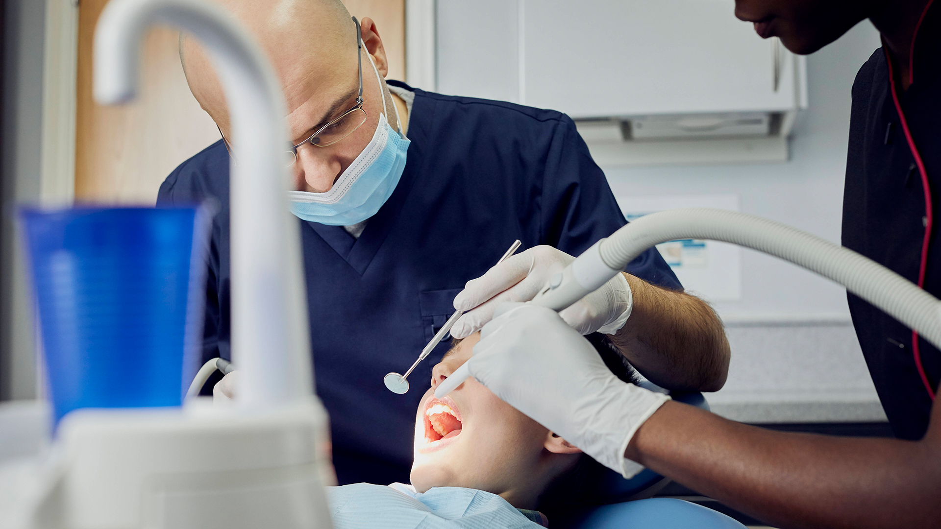 Ein Junge wird beim Zahnarzt behandelt | imago images/Westend61