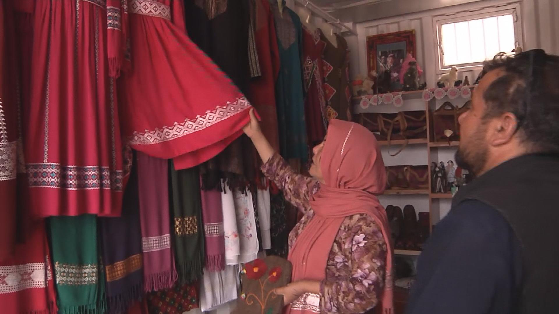 Zahra Kazimi bietet in ihrem Laden Ware an