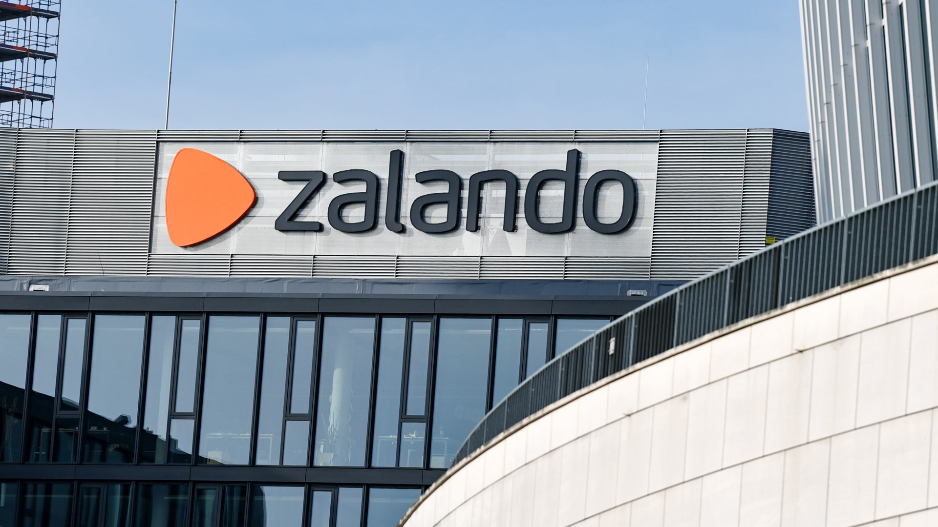 Das Logo des Online-Händlers Zalando an der Unternehmenszentrale in Berlin | picture alliance/dpa/dpa-Zentral
