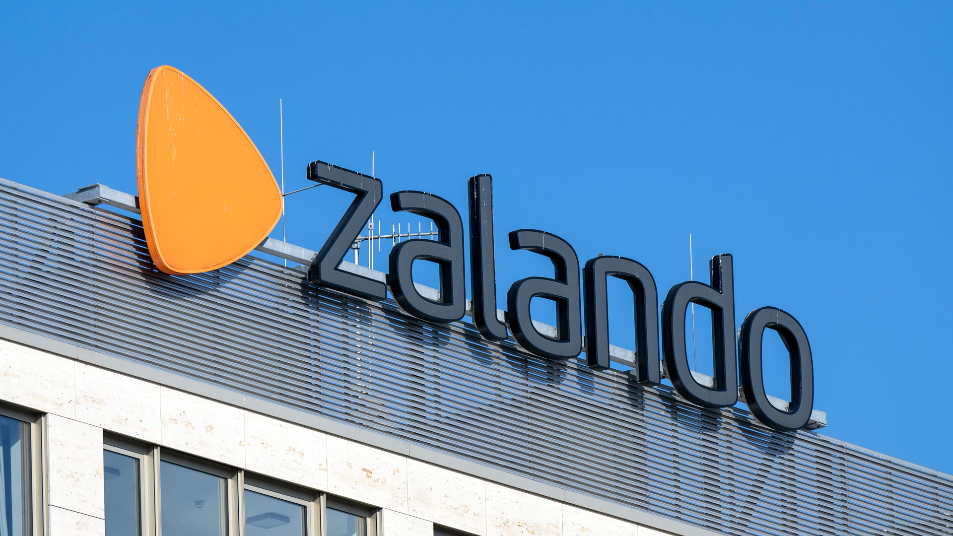 Das Logo des Online-Internethändlers Zalando auf einem Firmengebäude. | picture alliance/dpa/dpa-Zentral