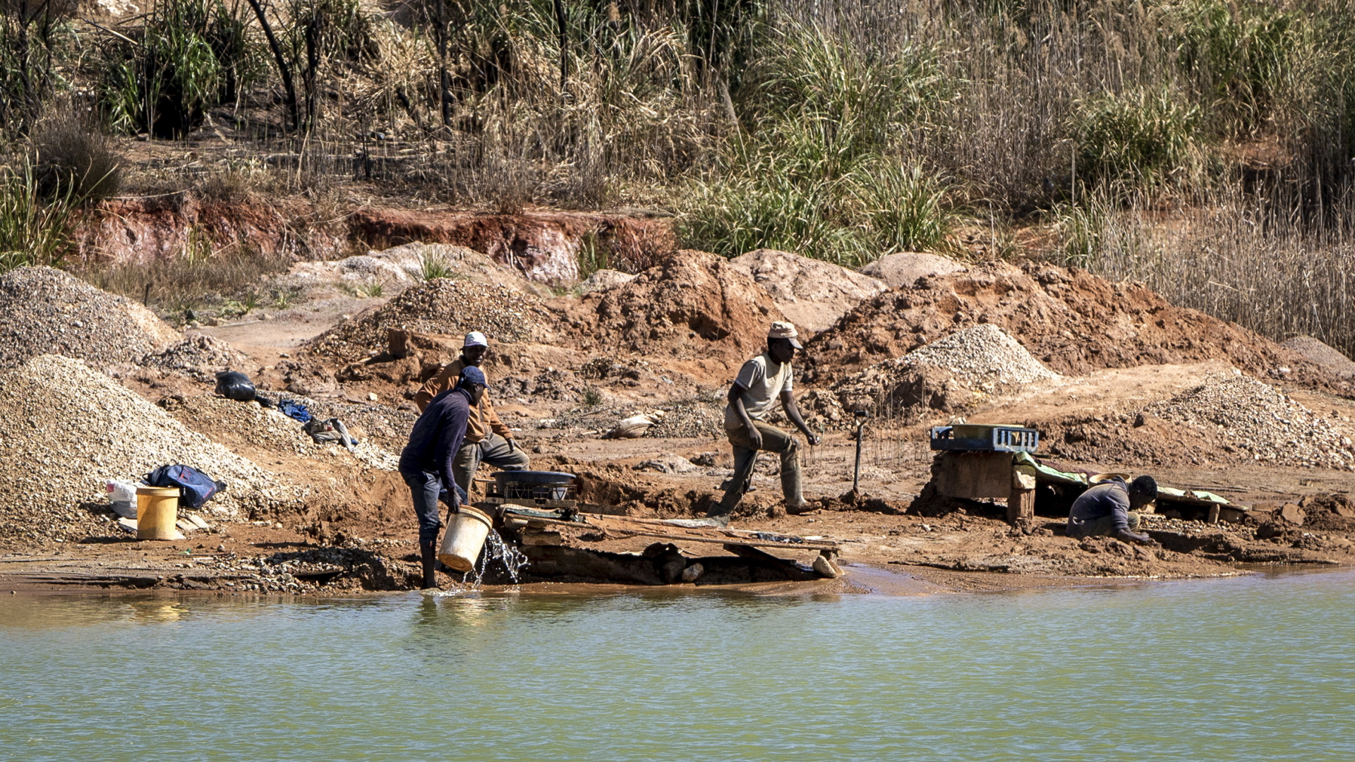 Illegale Goldsucher, in Südafrika "Zama-Zamas" genannt, schürfen in den verlassenen Minen um Johannesburg nach Glücksfunden. | AP