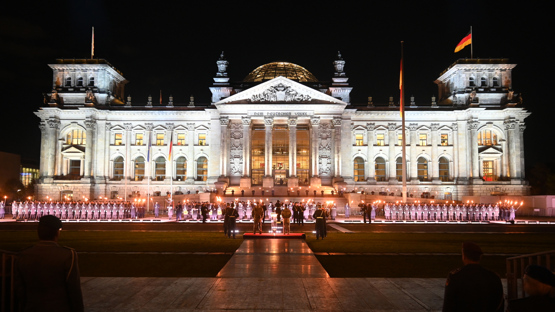 Großer Zapfenstreich vor dem Reichstagsgebäude | dpa
