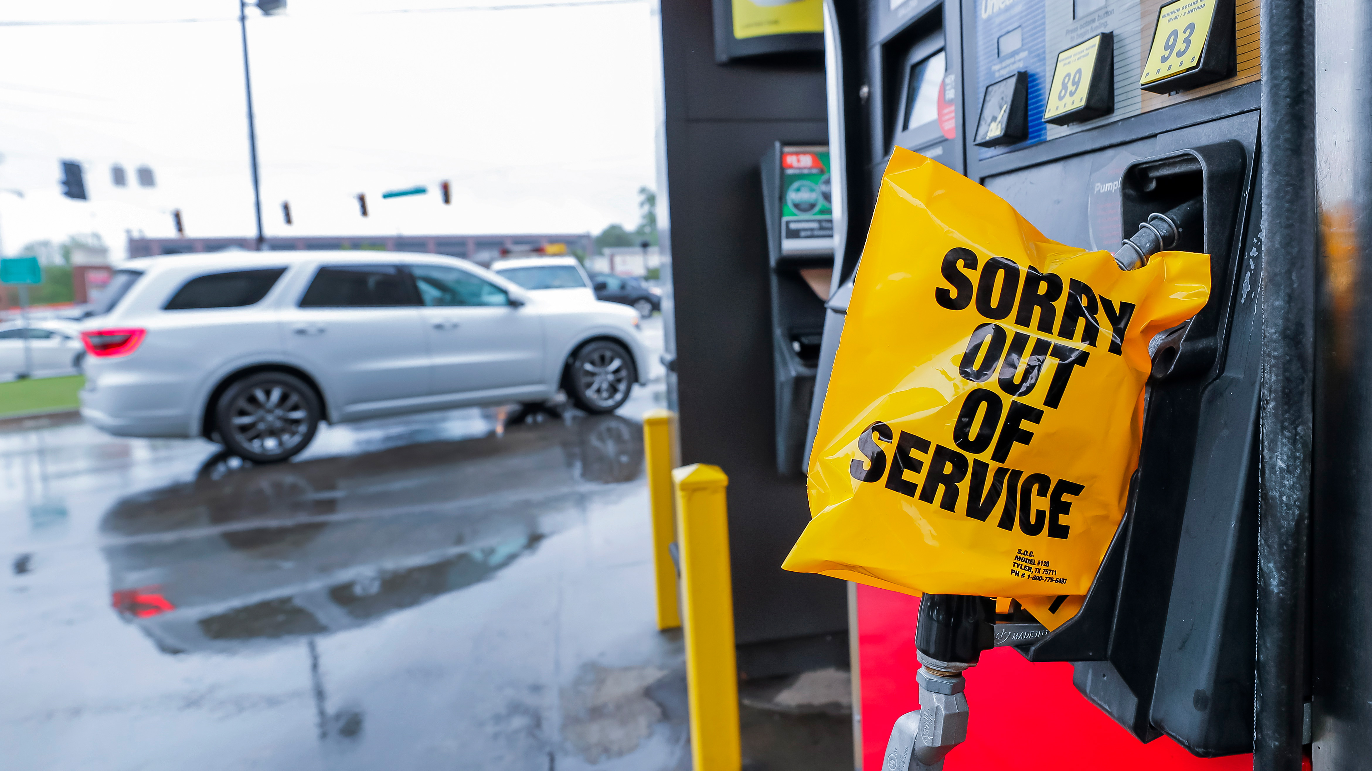 Einer Tüte mit der Aufschrift "Sorry out of service" ist über einen Zapfhahn an einer Tankstelle in Atlanta (Georgia, USA) gezogen.