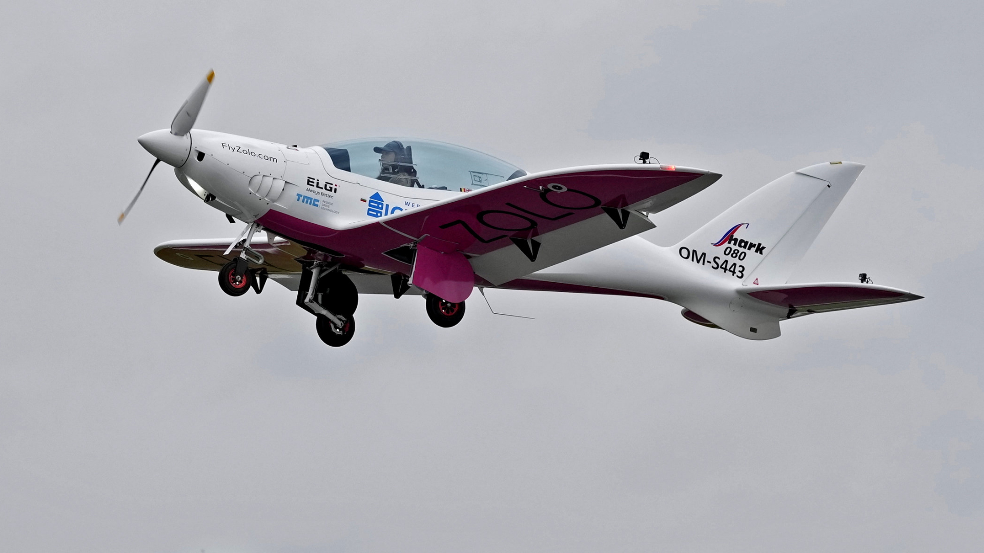 Die 19-jährige Zara Rutherford ist in der Stadt Kortrijk/Belgien zu ihrem Flug um die Welt gestartet. | AP