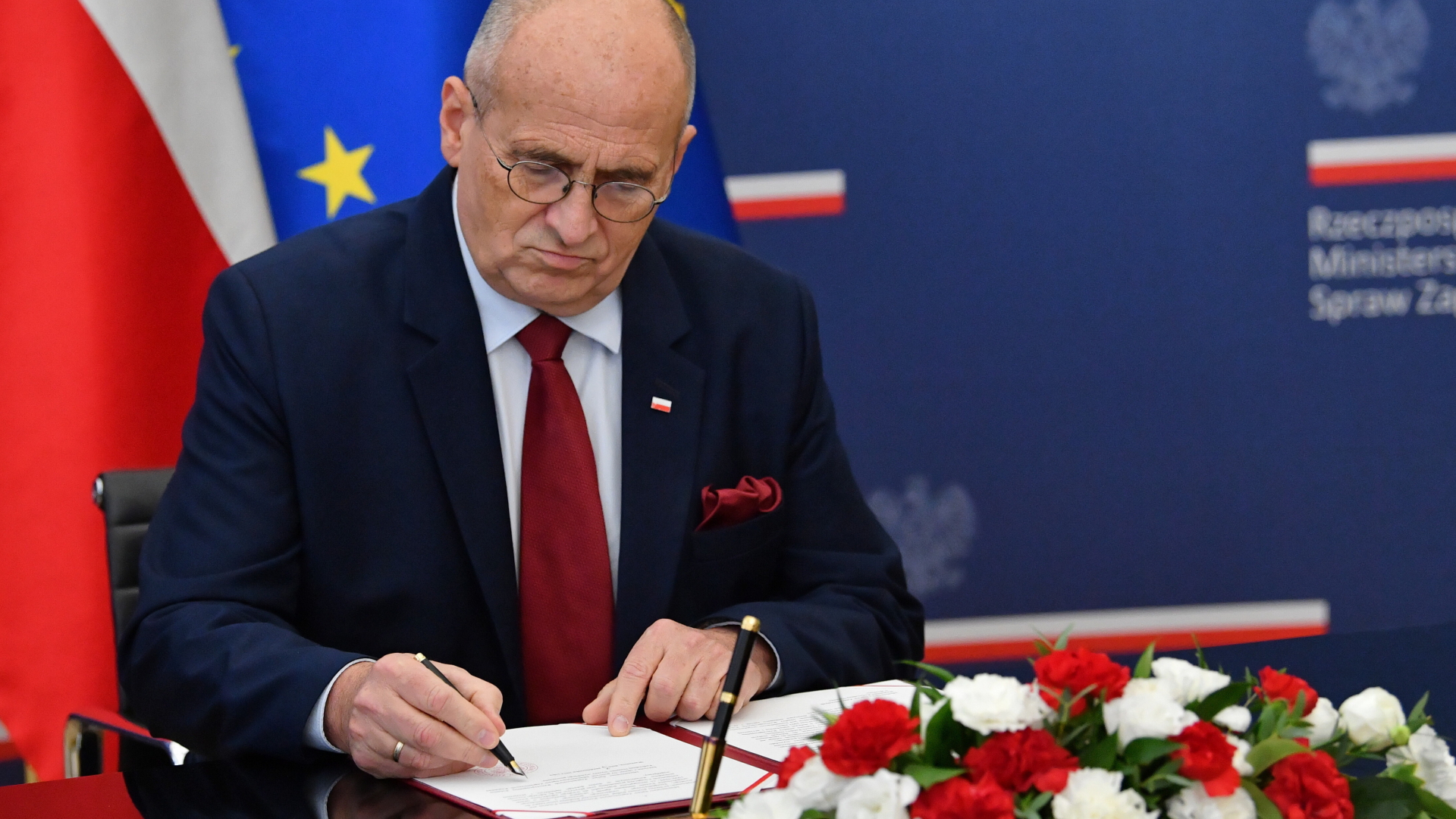 Zbigniew Rau, polnischer Außenminister, unterzeichnet eine diplomatische Note an Deutschland | EPA