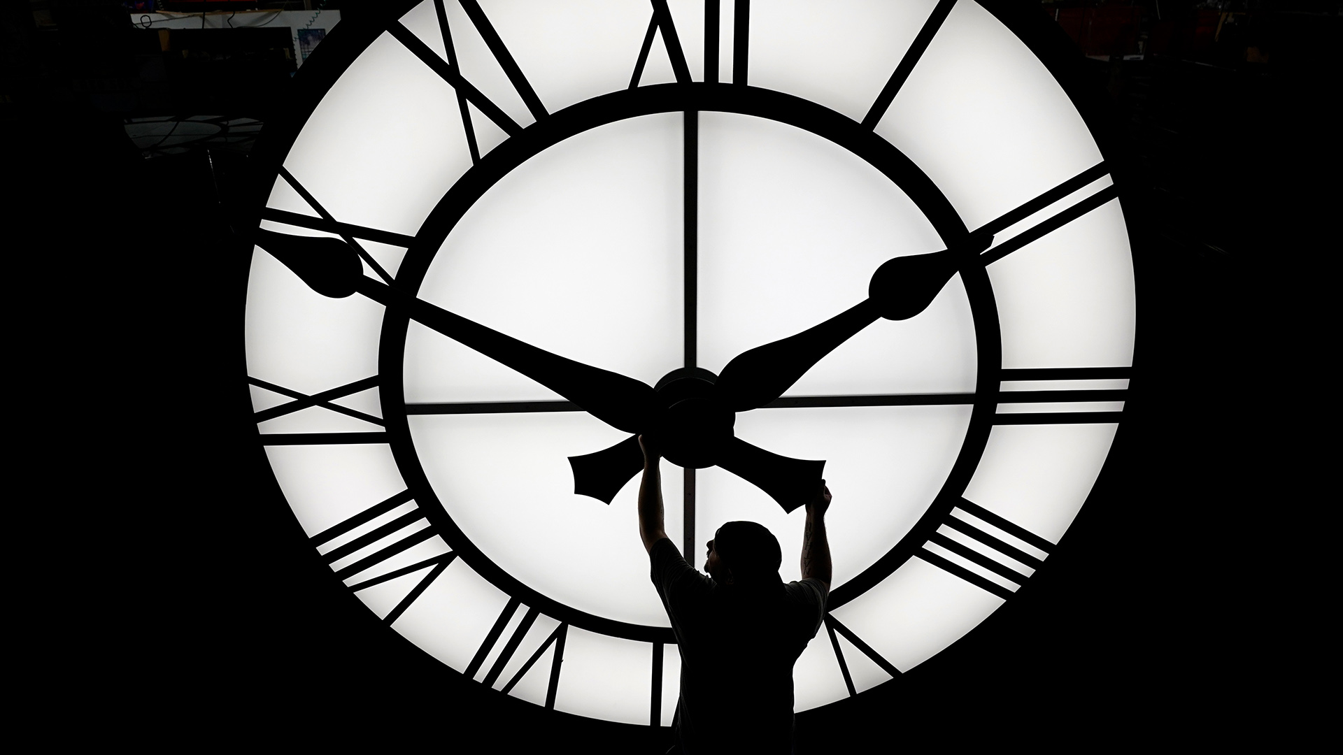Ein Techniker bewegt die Uhrzeiger einer 500 kg schweren Uhr mit einem Durchmesser von mehr als 3,5 Metern, USA | dpa