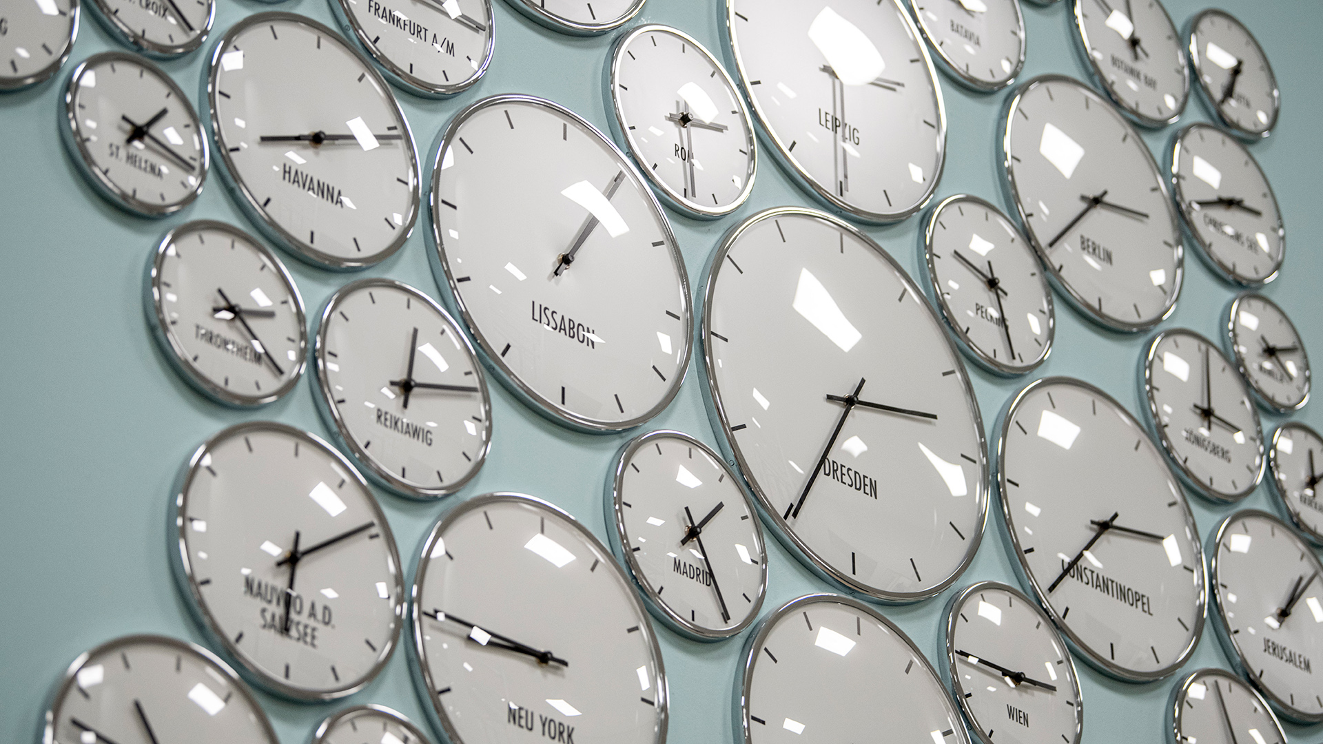 Berlin: Mehrere Uhren hängen in der Berlin Ausstellung des Humboldt Forums. | dpa