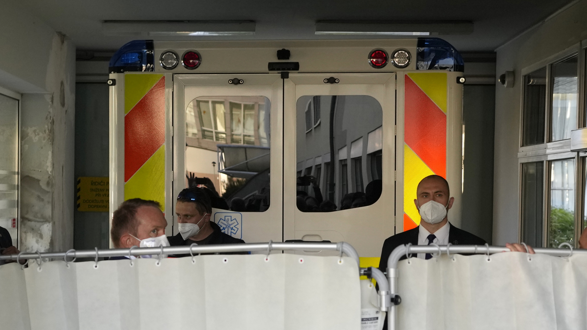 Ein Krankenwagen mit Milos Zeman, Präsident von Tschechien, kommt im Militärkrankenhaus an. | dpa