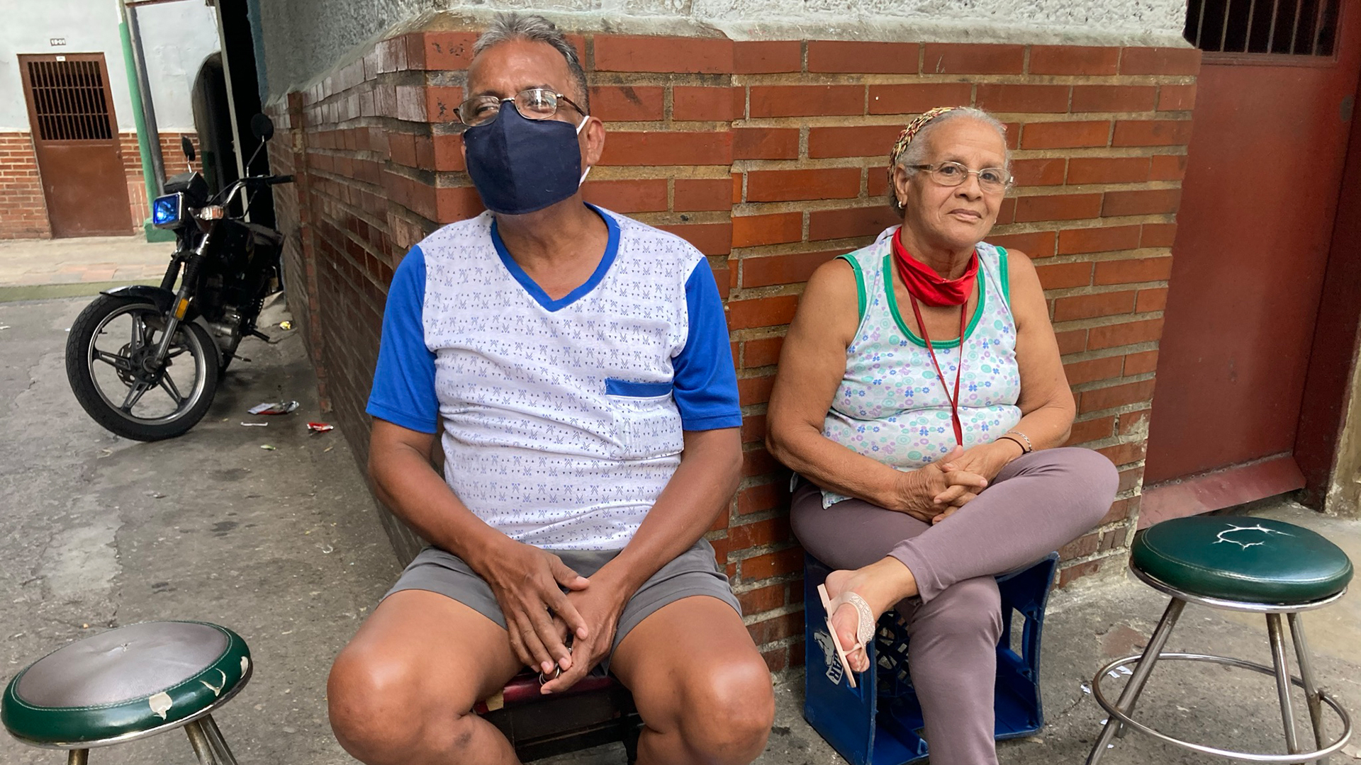 Zwei Menschen sitzen vor einer Wand. | ARD-Studio Mexiko