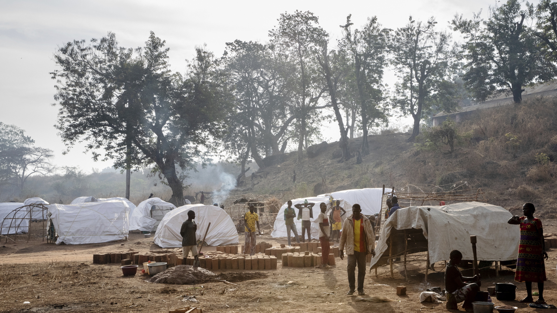 Binnenflüchtlinge bauen bei Batangafo (Zentralafrikanische Republik) behelfsmaäßige Hütten auf. | dpa