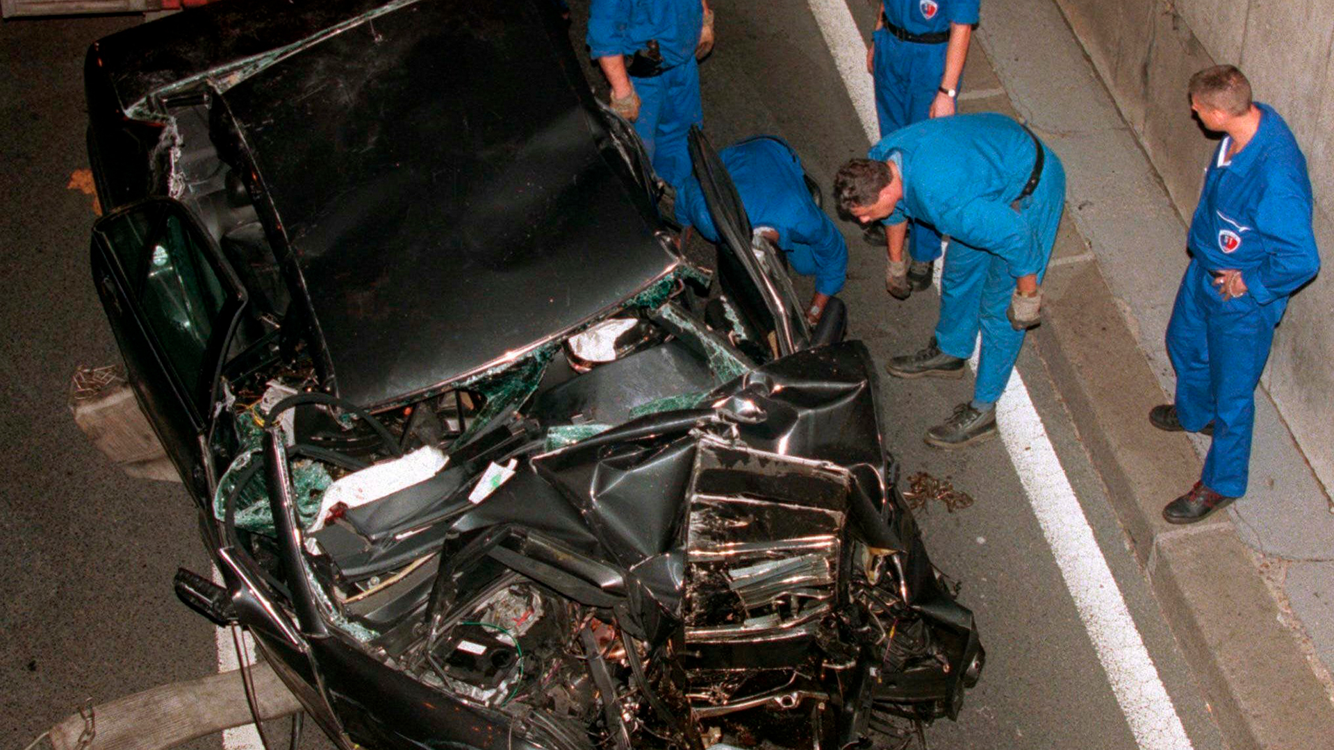 Polizeikräfte stehen neben einem zerstörtem Auto in dem die britische Prinzessin Diana von Wales in Paris bei einem Autounfall ums Leben kam. (Archivbild: 31. August 1997) | AP