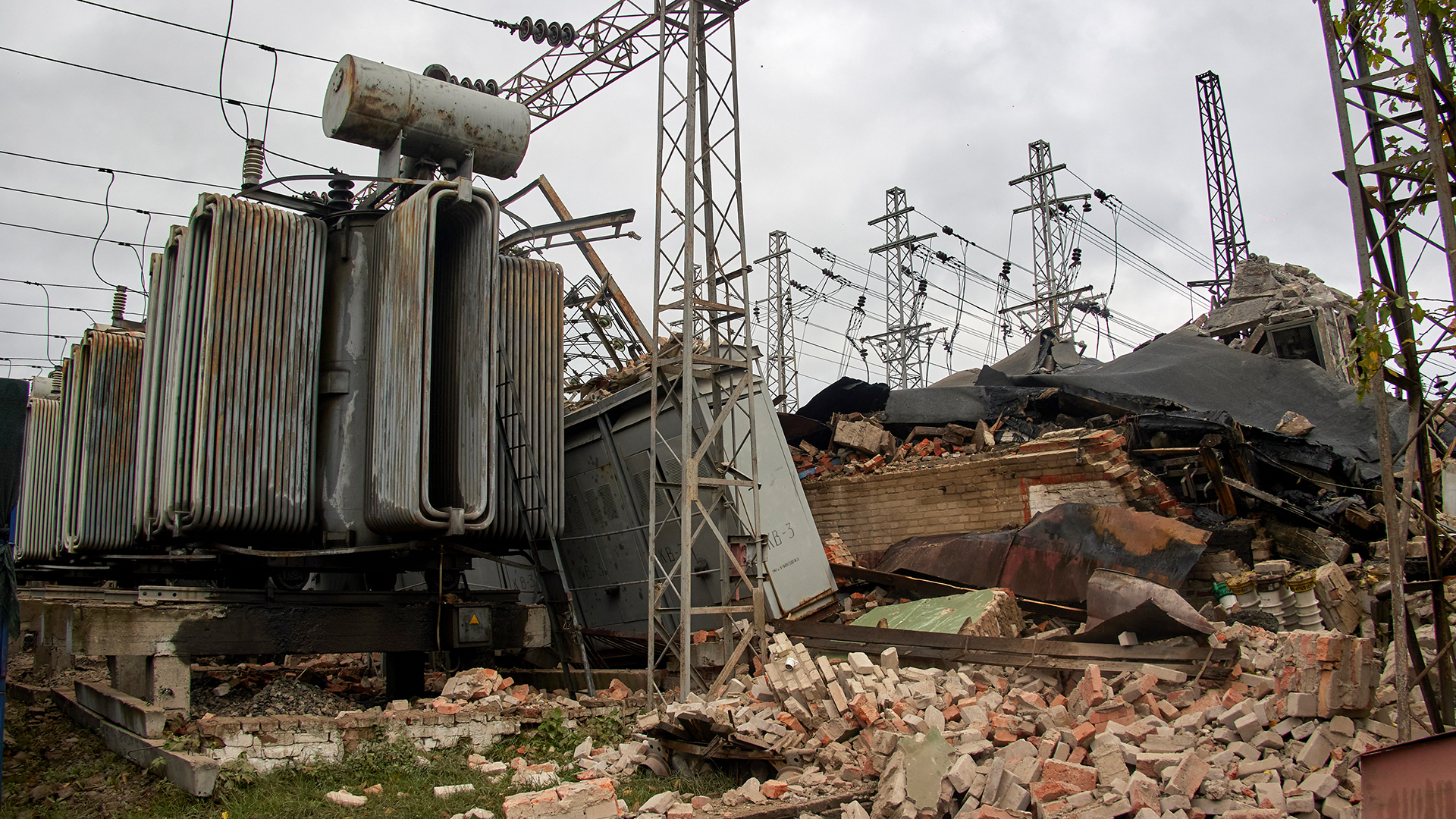 Trümmer nach dem Beschuss von Infrastruktureinrichtungen in Charkiw (Ukraine). | EPA
