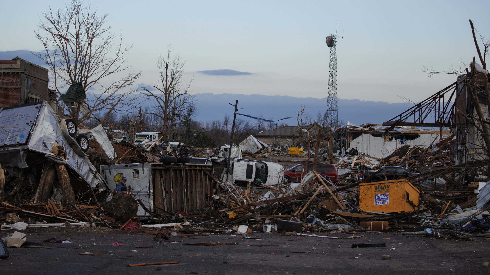 Zerstörte Gebäude und Fahrzeuge nach einem Tornado in Mayfield im US-Bundesstaat Kentucky