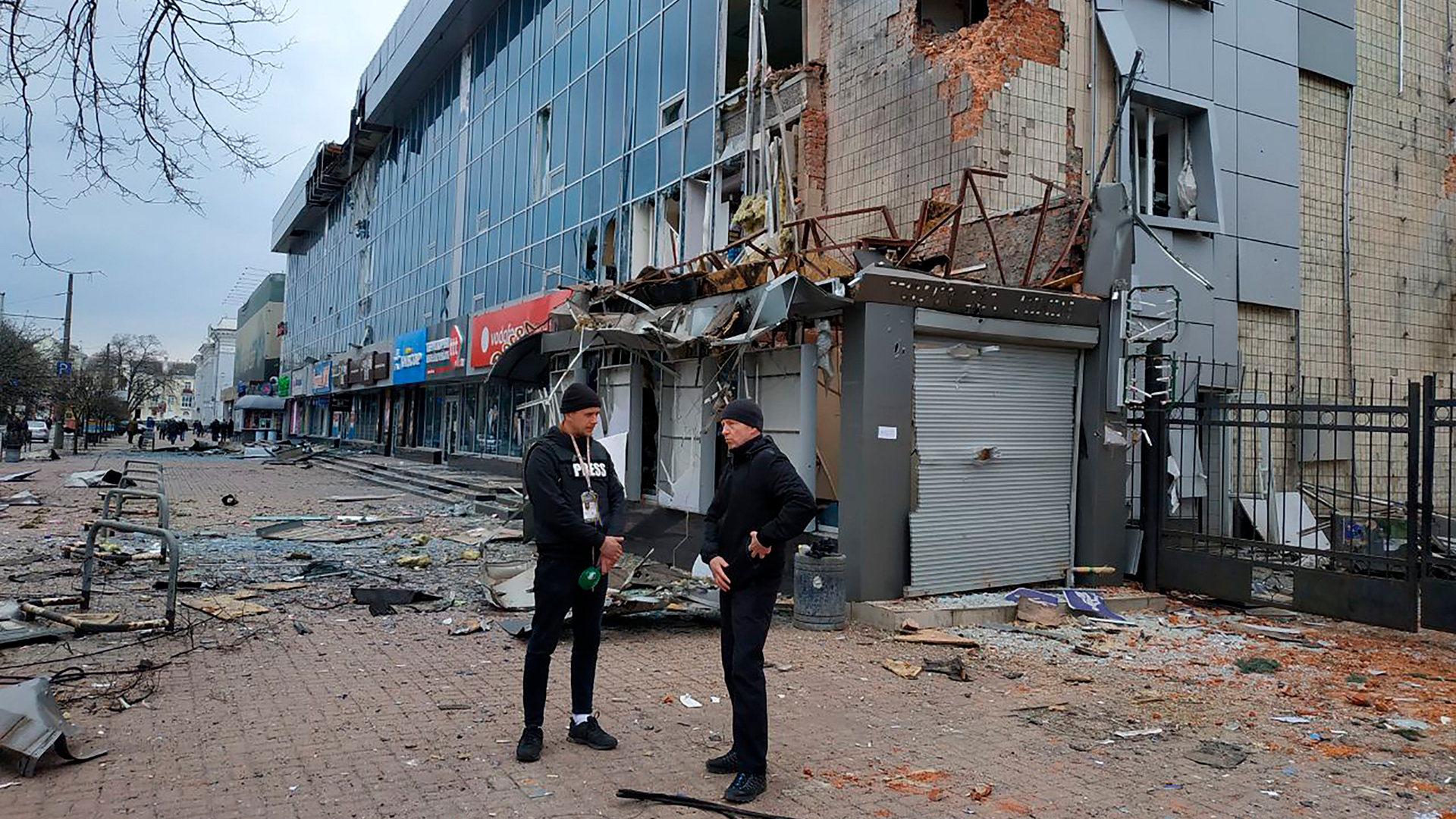 Männer stehen vor einem zerstörten Einkaufszentrum in Tschernihiw (Ukraine). | AP