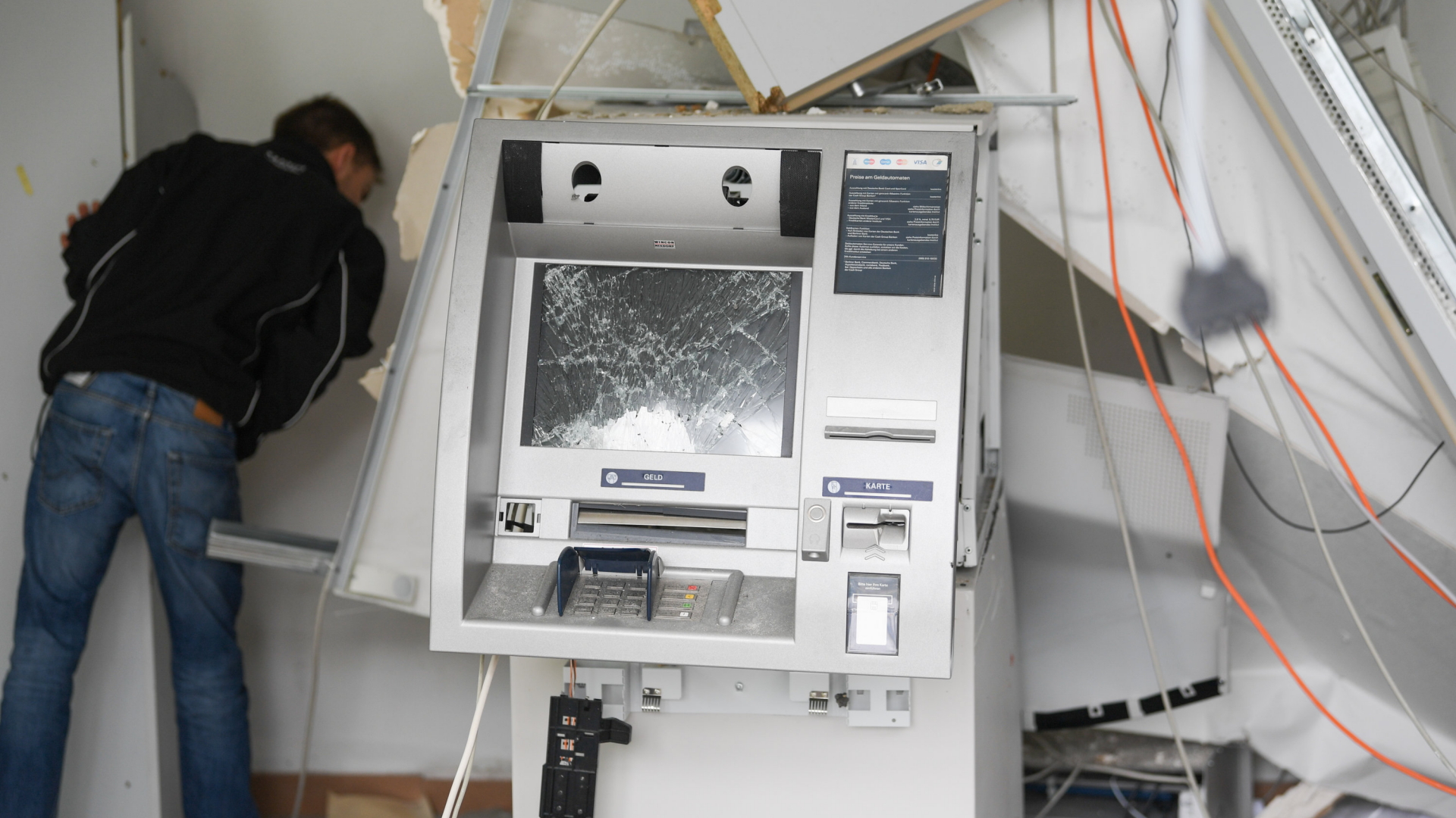 Ein zerstörter Geldautomat in einer Bank-Filiale | dpa