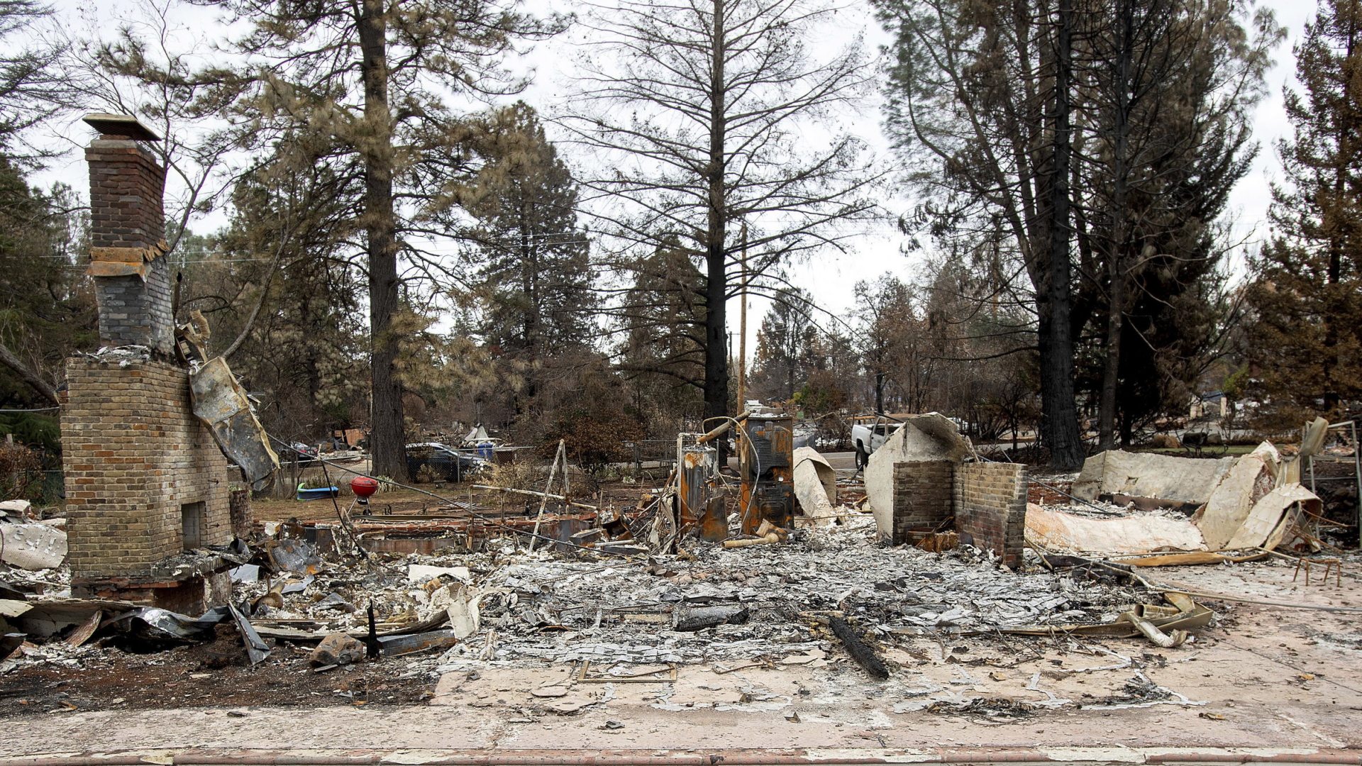 Ein durch den Waldbrand zerstörtes Haus in Paradise | Bildquelle: AP